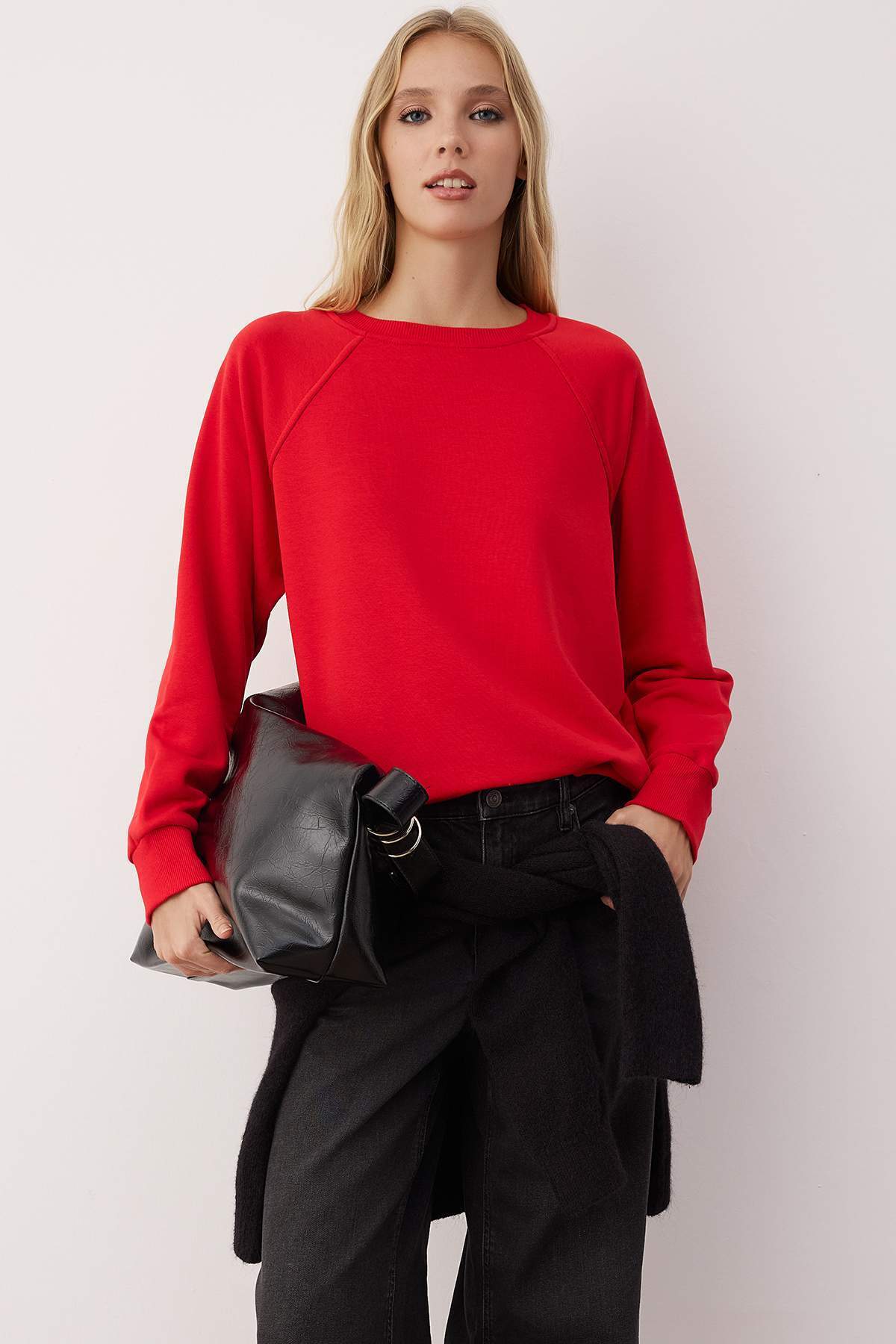 Trendyolmilla  Kırmızı Relaxed/Rahat Kalıp Basic Reglan Kol Bisiklet Yaka Örme Sweatshirt TWOAW26SW00030 - Görsel 2