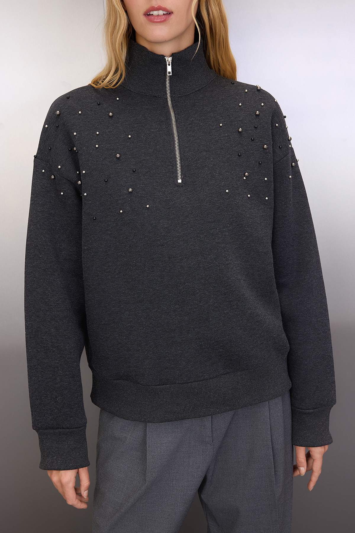 Trendyolmilla  Antrasit Oversize/Geniş Kalıp Fermuarlı Taş İşleme Detaylı Kalın Örme Sweatshirt TWOAW26SW00040 - Görsel 3