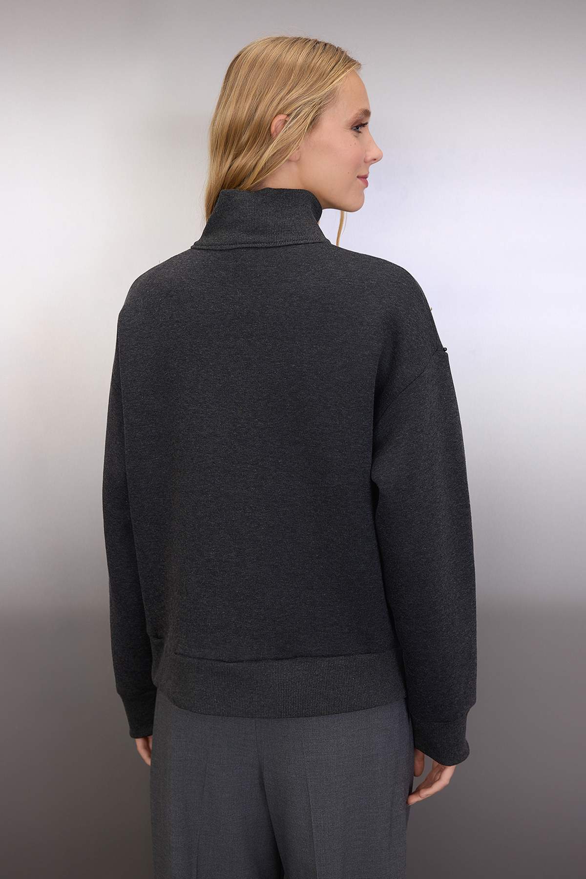 Trendyolmilla  Antrasit Oversize/Geniş Kalıp Fermuarlı Taş İşleme Detaylı Kalın Örme Sweatshirt TWOAW26SW00040 - Görsel 4