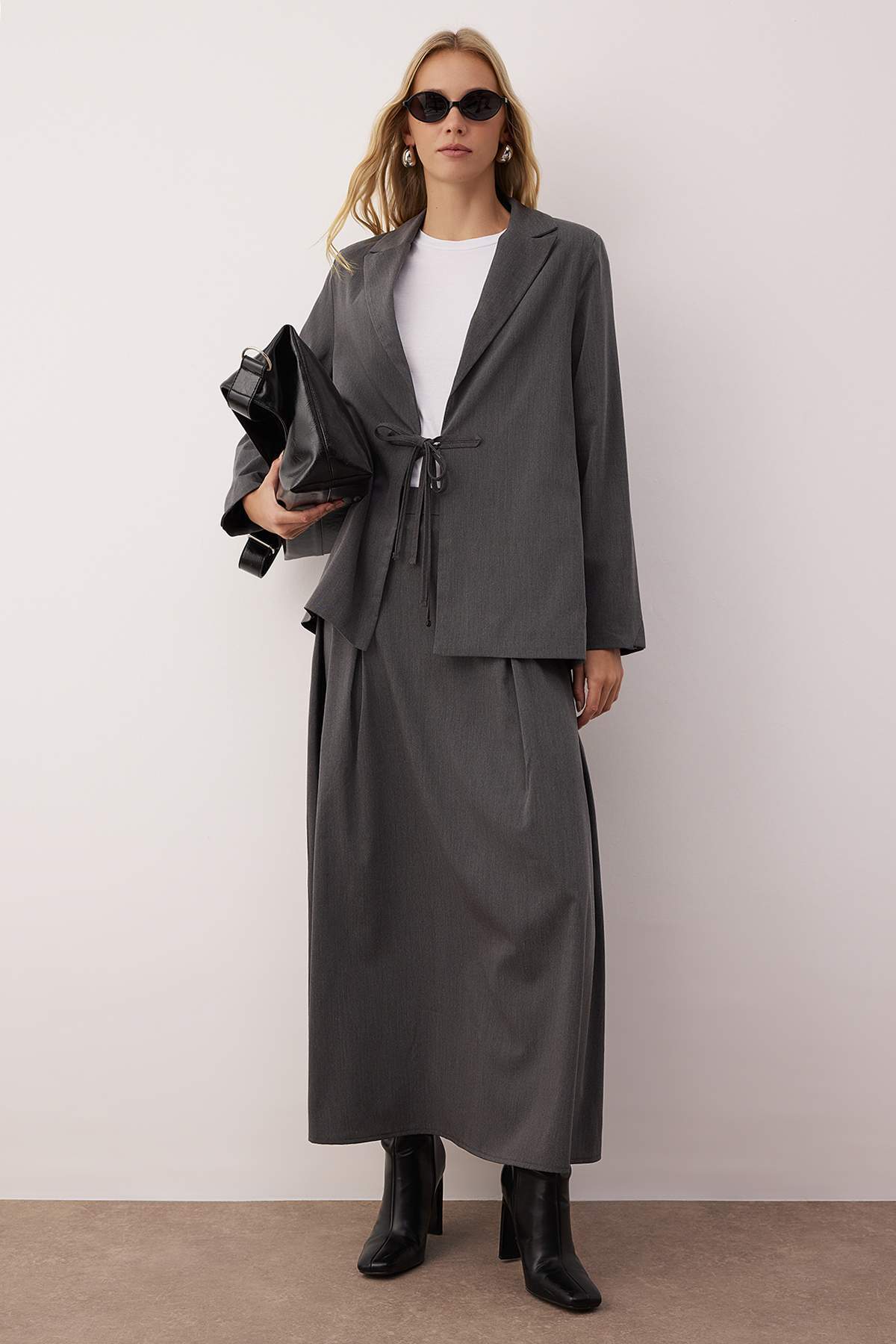 Trendyol Modest Antracitová bunda na zaväzovanie s detailným tkaným spodným d...