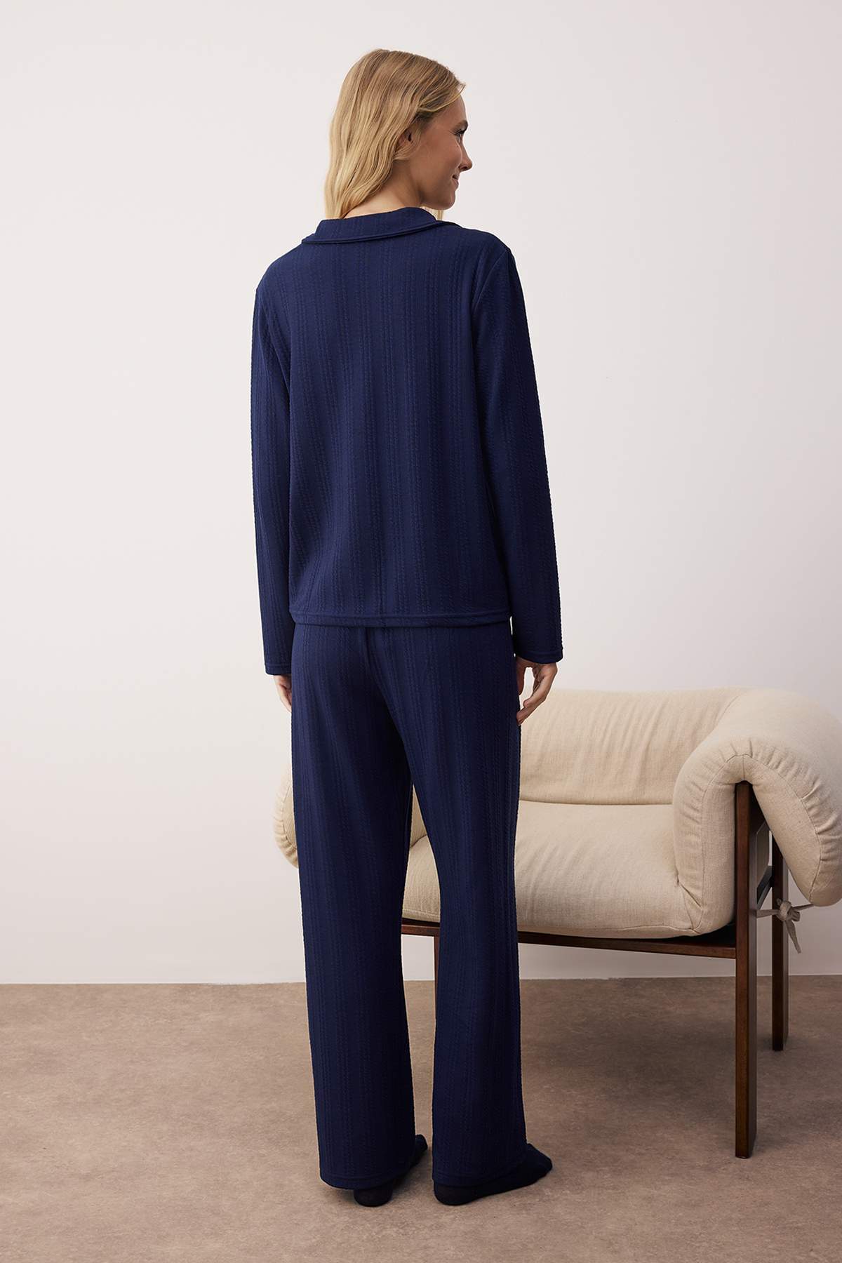 Trendyolmilla  Lacivert Dokulu Fitilli Yumuşak Tuşe Kışlık Örme Pijama Takımı THMAW26PT00093 - Görsel 5