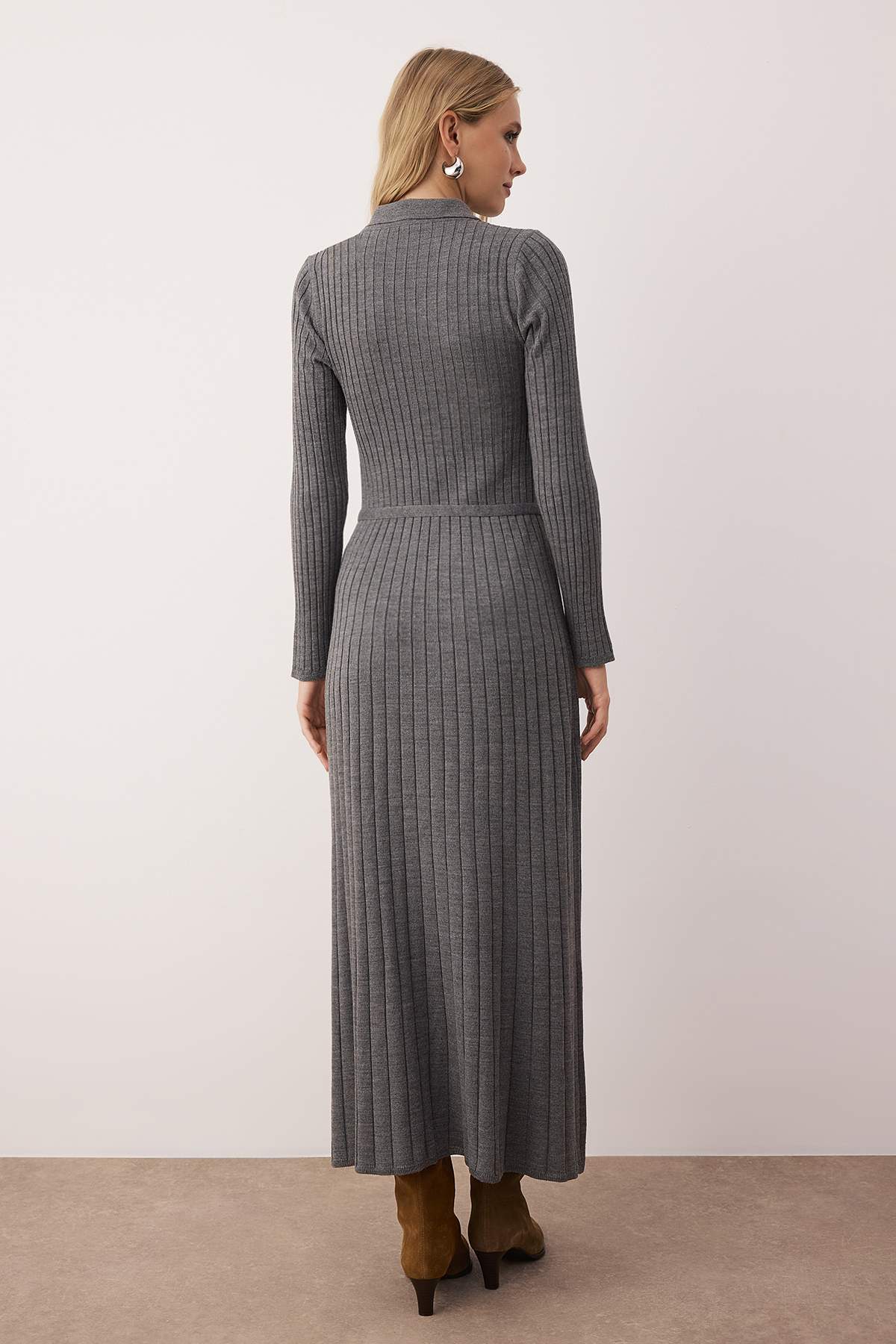 Trendyol Modest Антрацитова метална колана с детайли, плетена рокля с ребра TCTAW26EB00014