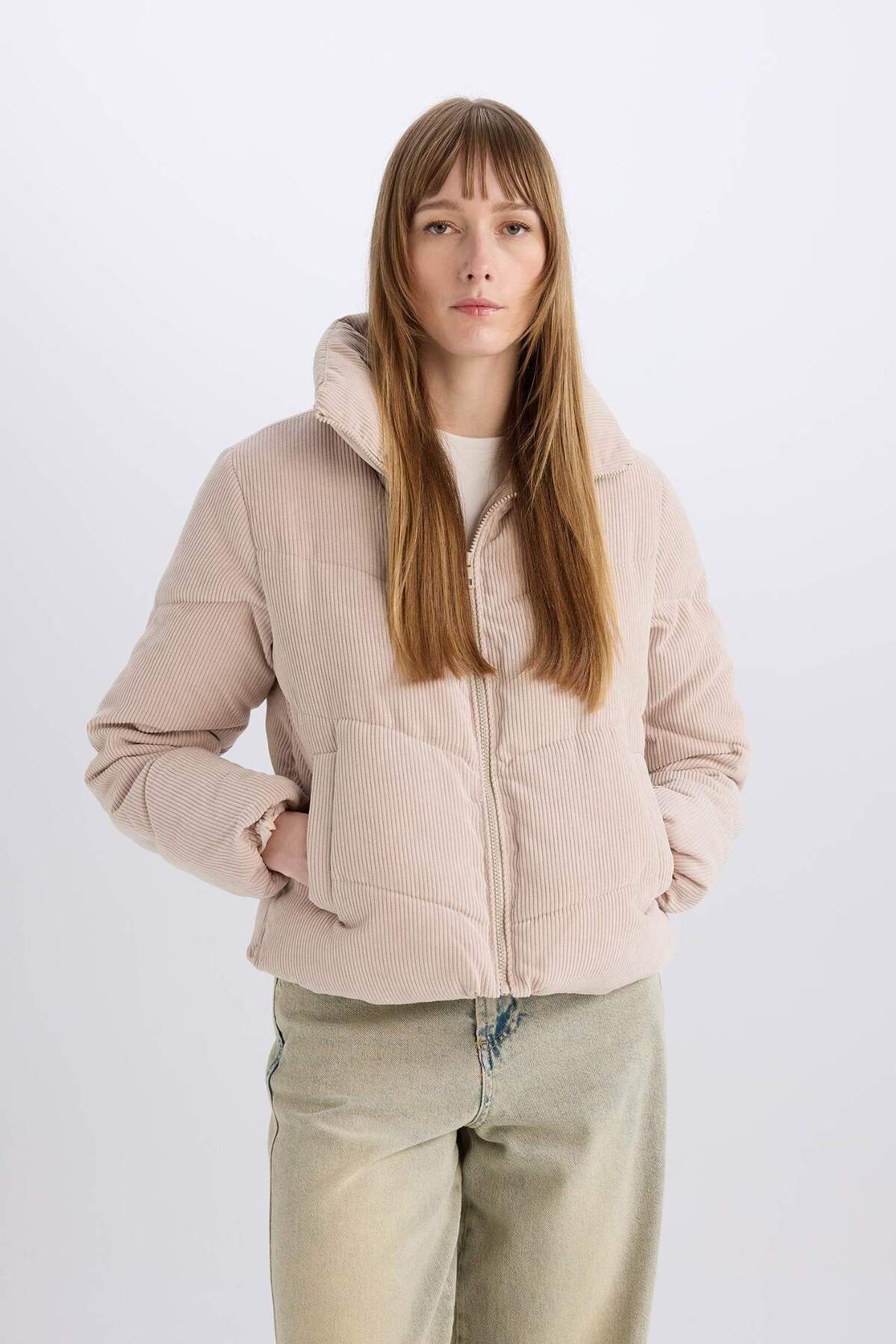 DeFacto Nieprzemakalna aksamitna kurtka z wysokim kołnierzem, kieszeniami i zamkiem błyskawicznym A0805AX24WN