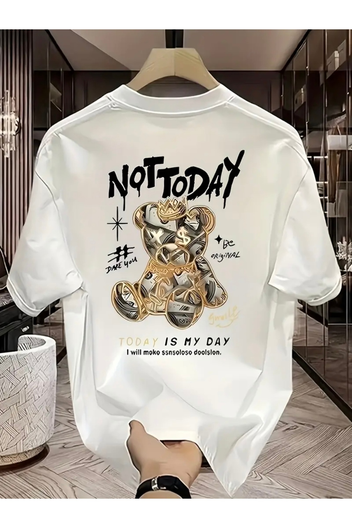 Marco Fresco NE DANAS MEDVEĐA ŠTAMPANA NA PREVELIKOJ MAJICI SA OKRUGLIM IZREZOM