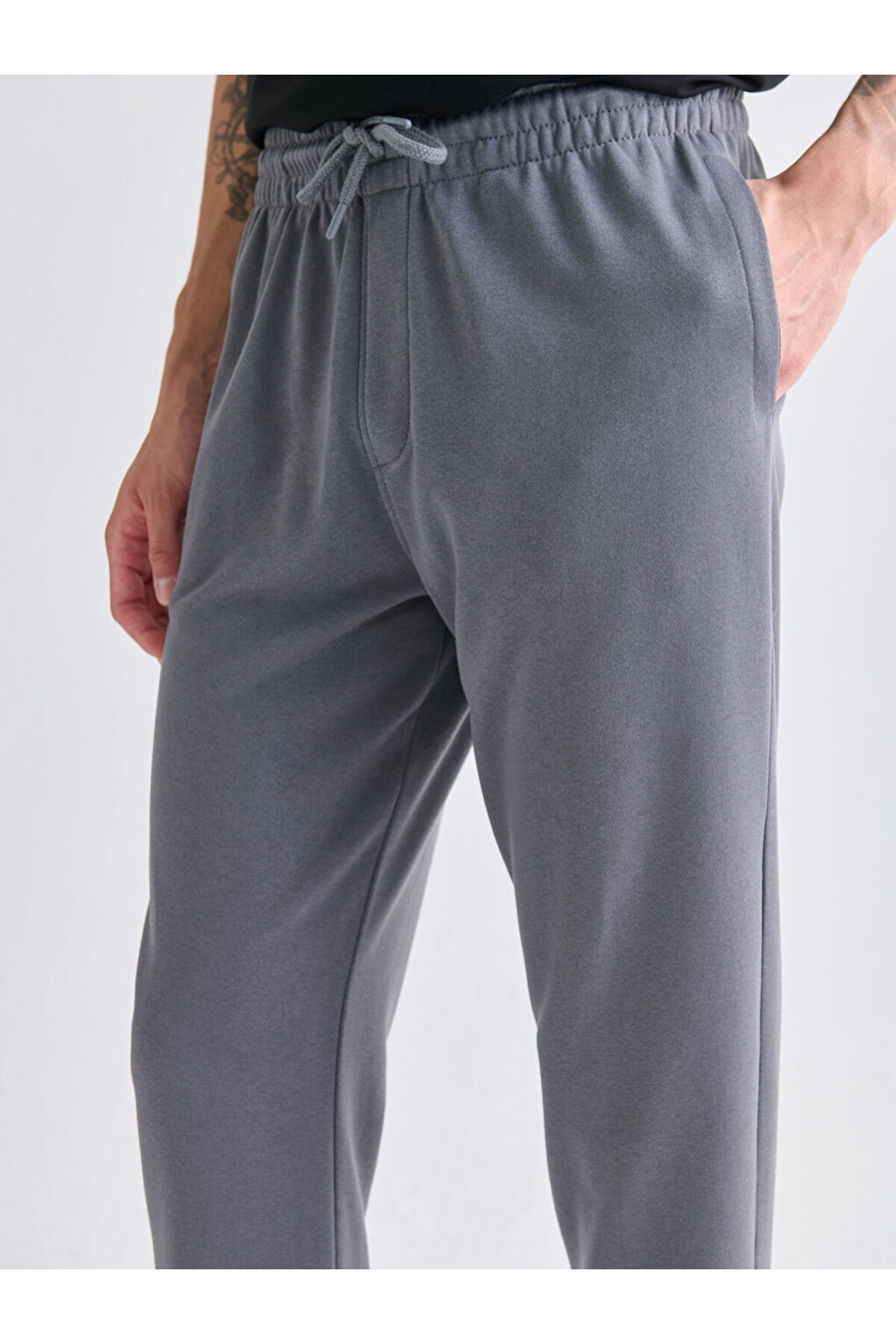 LC Waikiki-Create Your Style from Uzg Store |   Standard Fit Men's Sweatpants 3