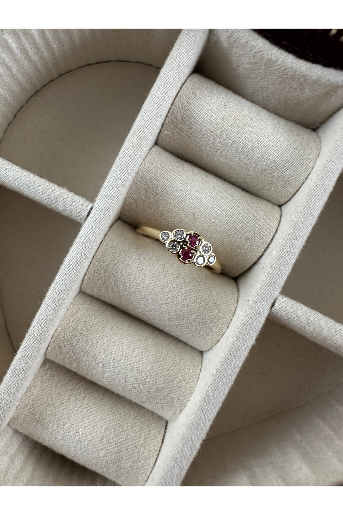 ringbox-Fuchsia Color Ring with Round Row Stones 2
