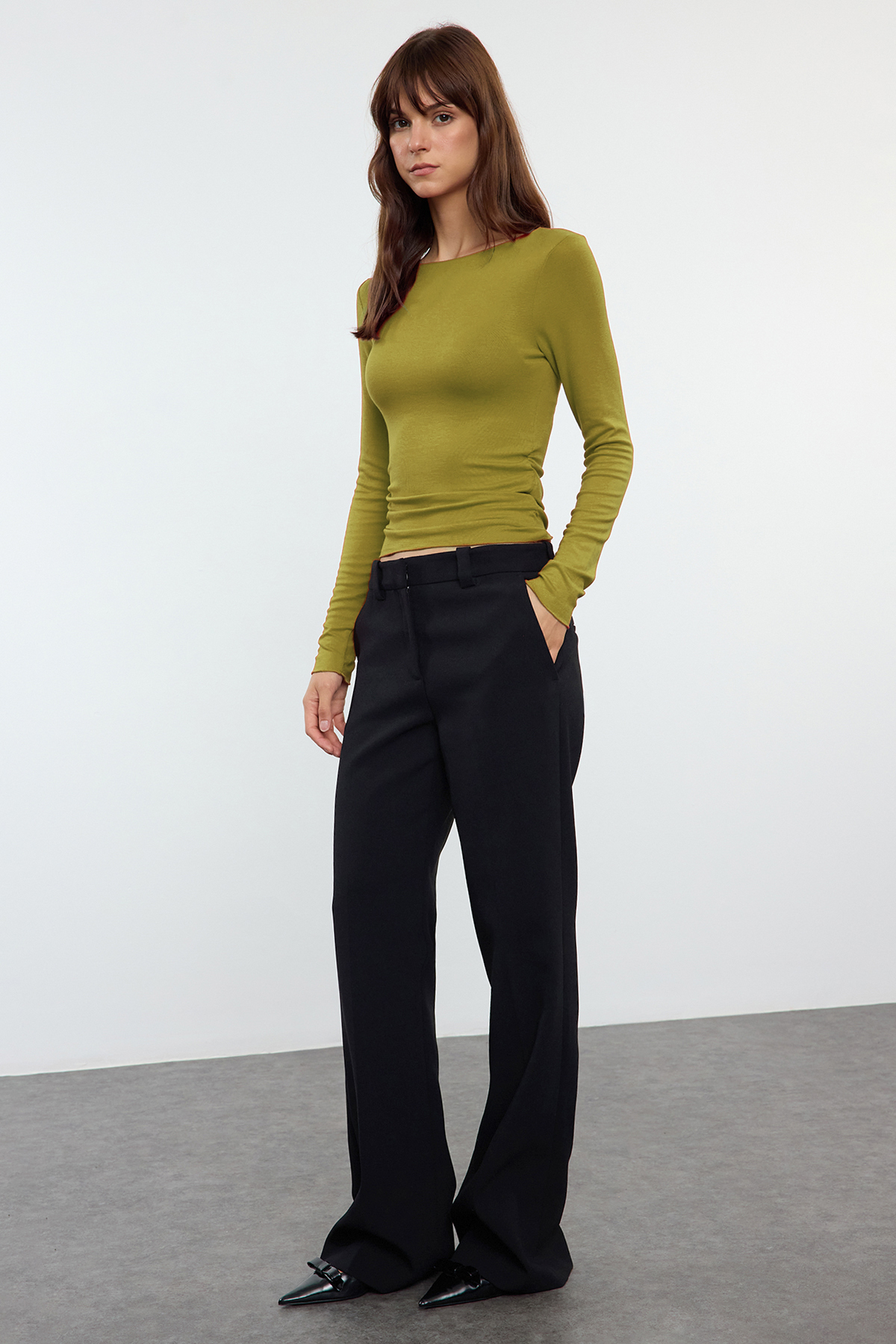 Trendyolmilla  Yağ Yeşili Fitted/Vücuda Oturan Büzgü Detaylı Esnek Örme Bluz TWOAW25BZ00225 - Görsel 4