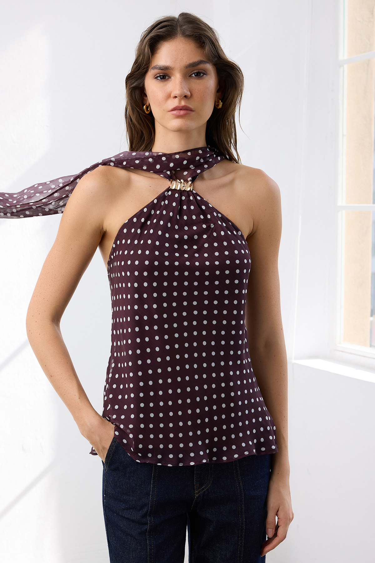 Trendyolmilla  Koyu Bordo Puantiyeli Halter Yaka Gold Aksesuar Detaylı Dokuma Şık/Gece Bluz TPRAW26BZ00050 - Görsel 2