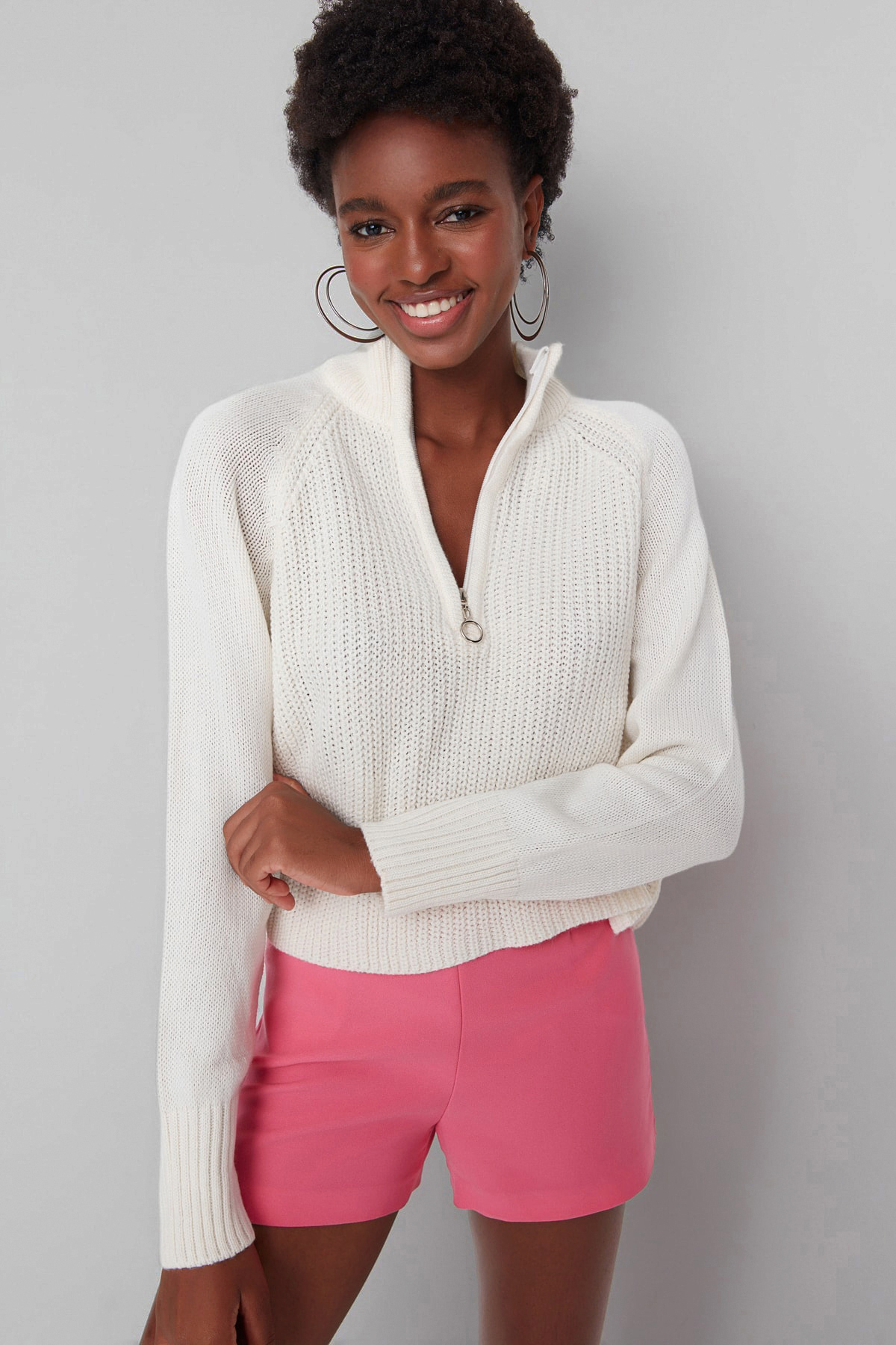 Trendyol Collection Sweter z wysokim kołnierzem w kolorze ecru TWOAW22KZ1632