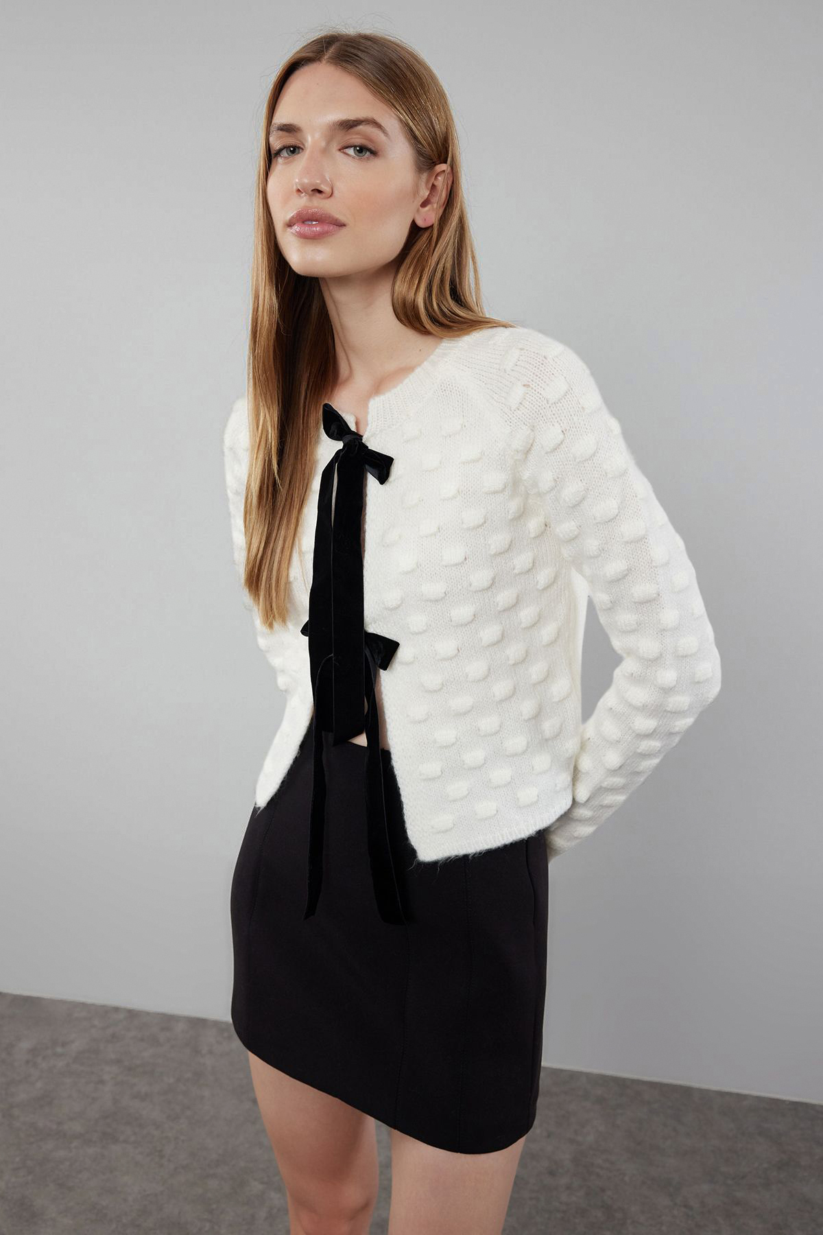 Trendyol Collection Miękki, teksturowany kardigan w kolorze ecru Crop Knitwear - Twoaw25Hi00182 ze szczegółami w postaci wstążki/kokardy