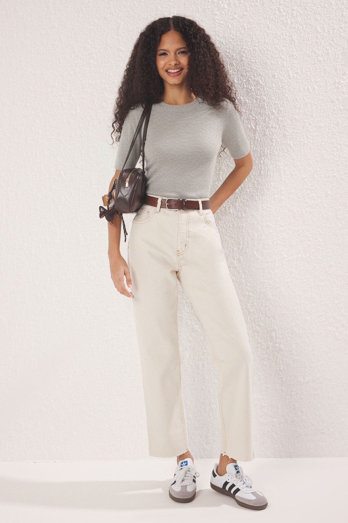 Trendyol Collection Ecru magas derekú, egyenes farmernadrág kivágással