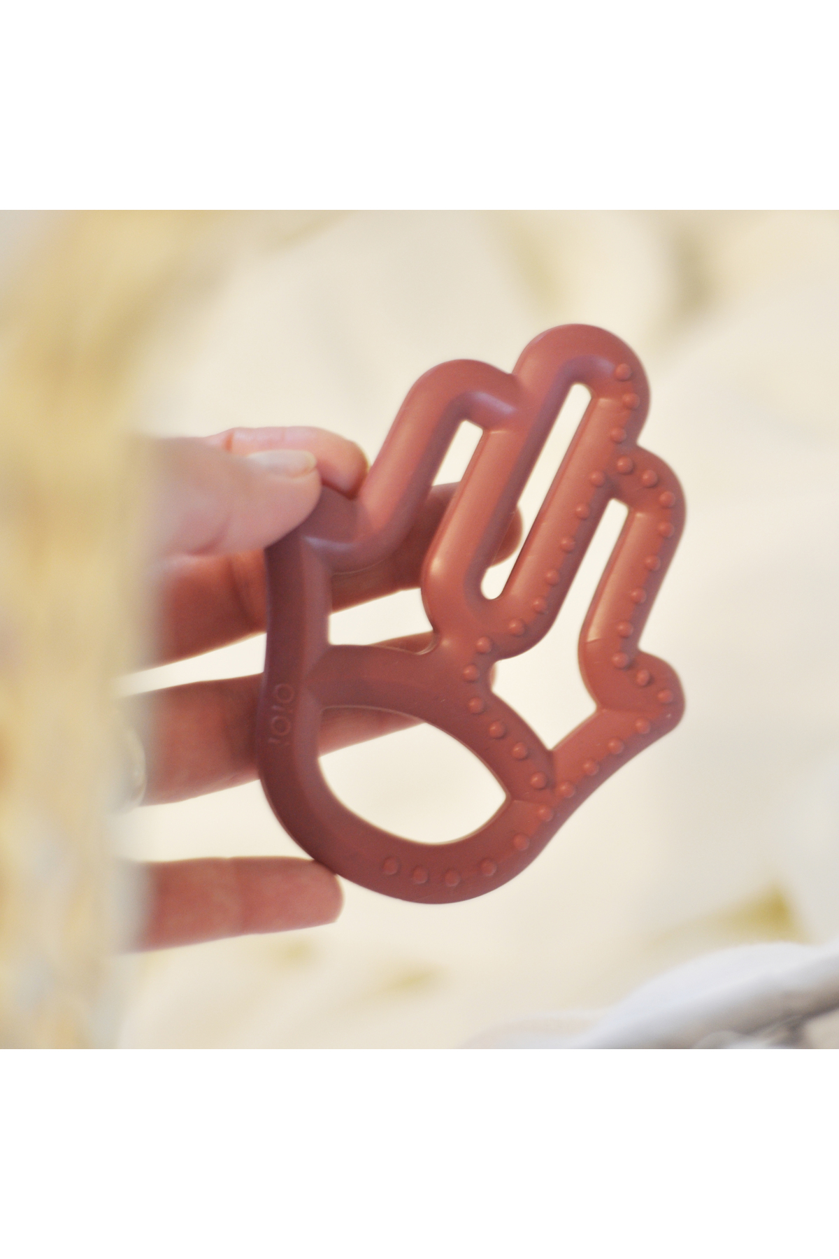 OiOi Silikon Diş Kaşıyıcı Annenin Eli - Velvet Rose fotoğrafı 6 (önizleme)