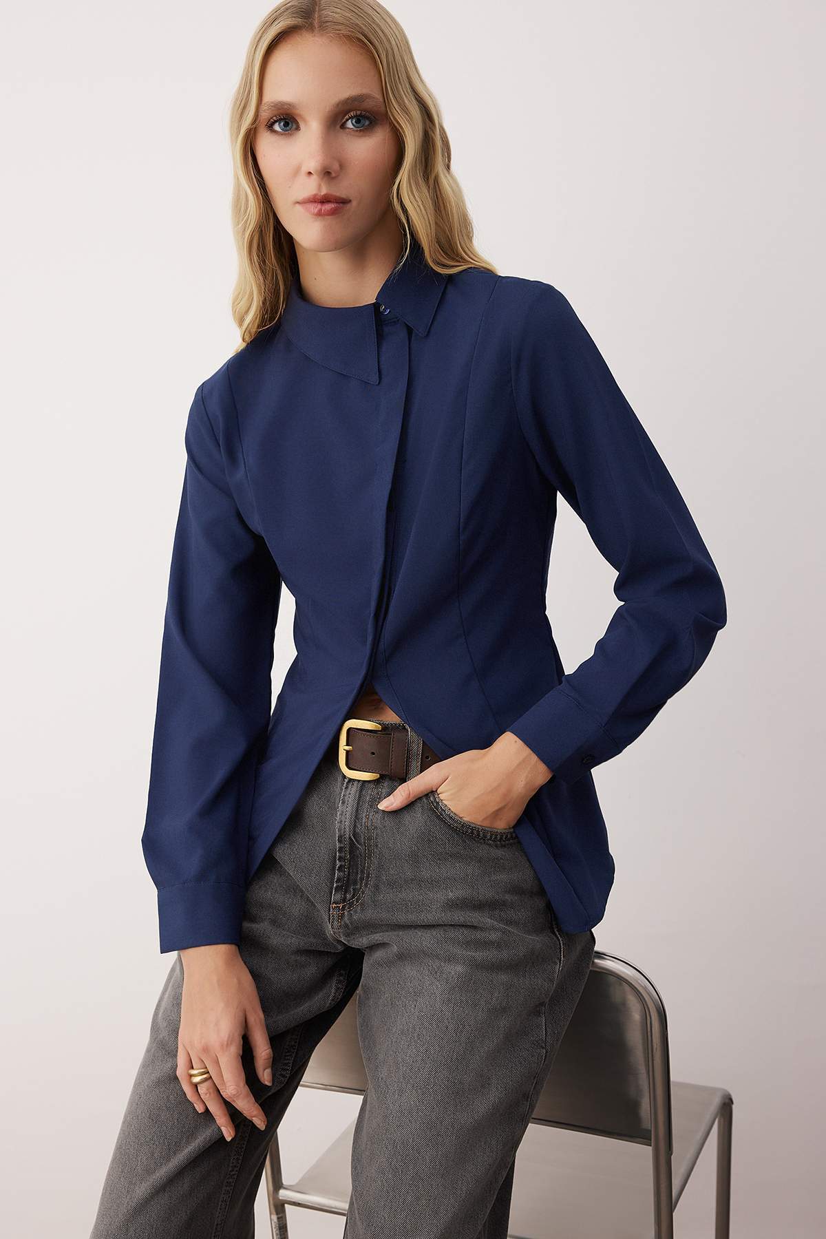 Trendyolmilla  Lacivert Asimetrik Patlı Dokuma Gömlek TWOAW26GO00051 - Görsel 2