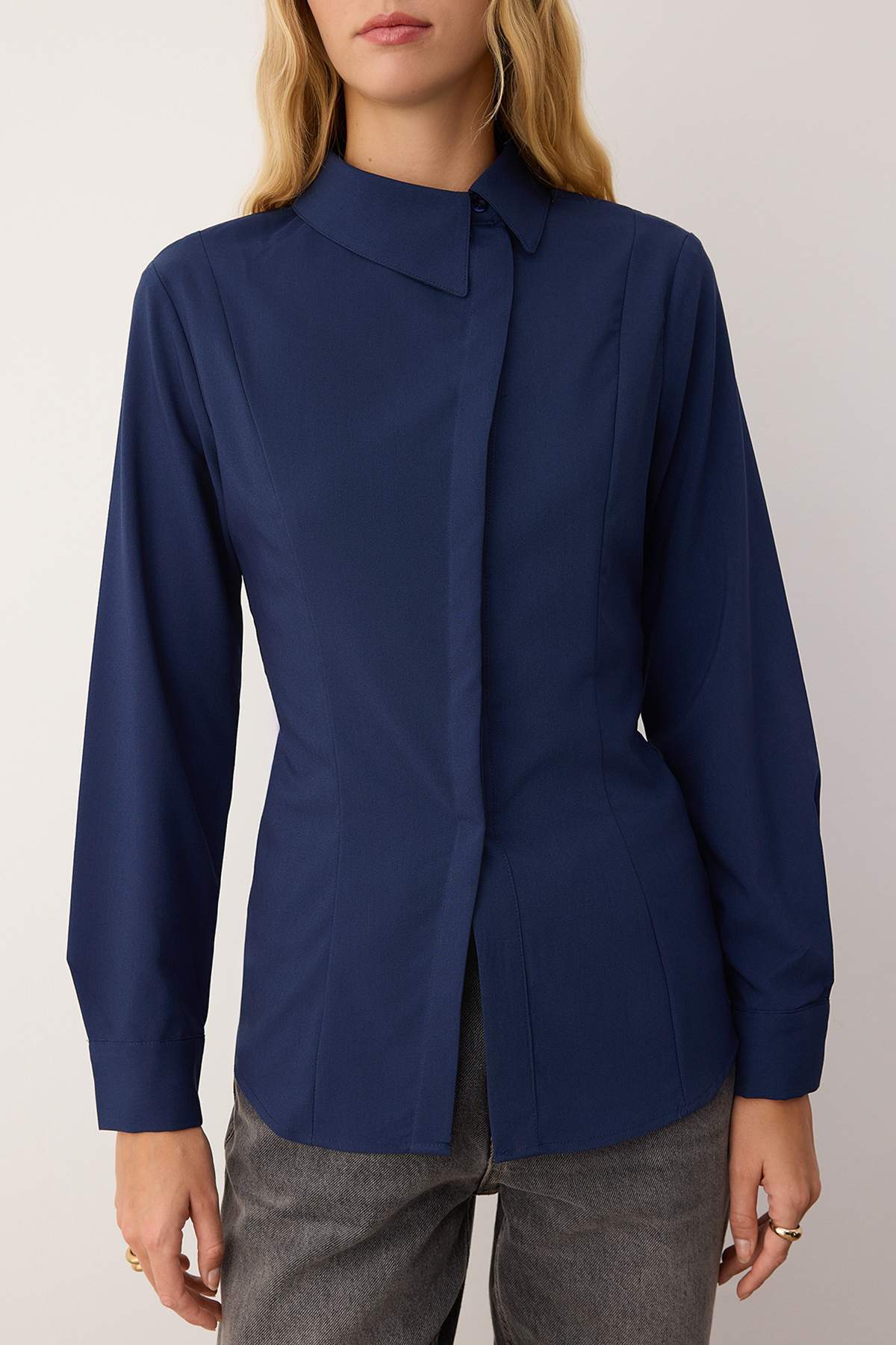 Trendyolmilla  Lacivert Asimetrik Patlı Dokuma Gömlek TWOAW26GO00051 - Görsel 4