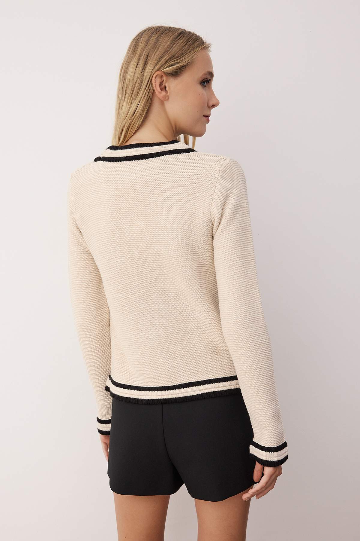 Trendyolmilla  Taş Nakış Düğme Detaylı Triko Hırka TWOAW26HI00145 - Görsel 4