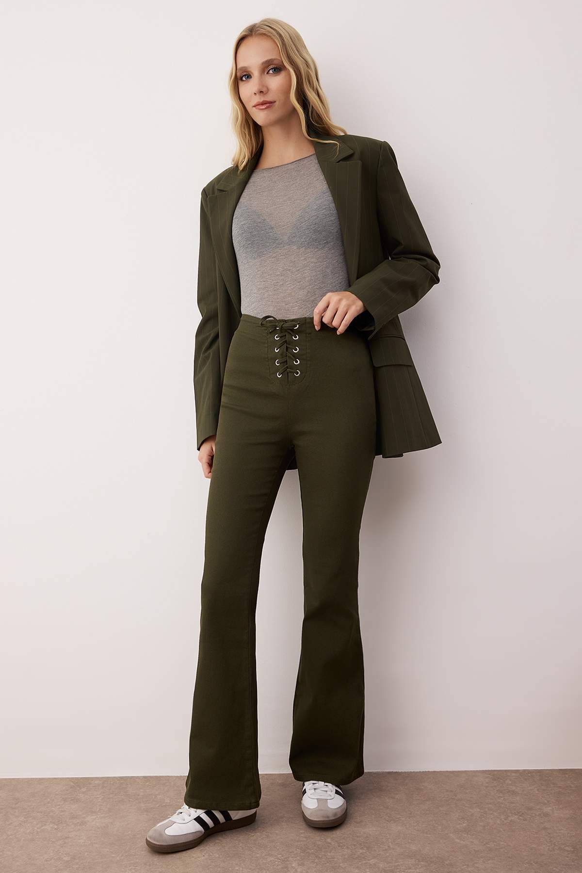 Trendyolmilla  Haki Flare Kalıp Bağlama Detaylı Bootcut Gabardin Pantolon TWOAW26PL00064 - Görsel 2