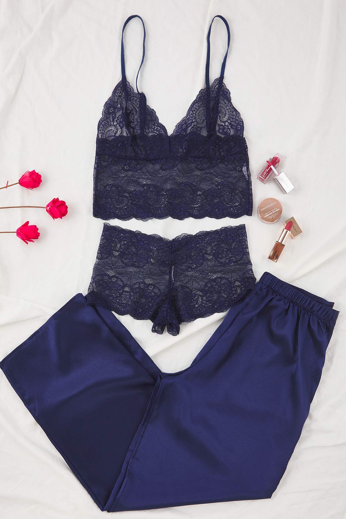 Trendyolmilla  Lacivert 3'lü Çeyiz Set Üst Dantel, Alt Saten Askılı Külotlu Dokuma Pijama Takımı THMAW26PT00077 - Görsel 2