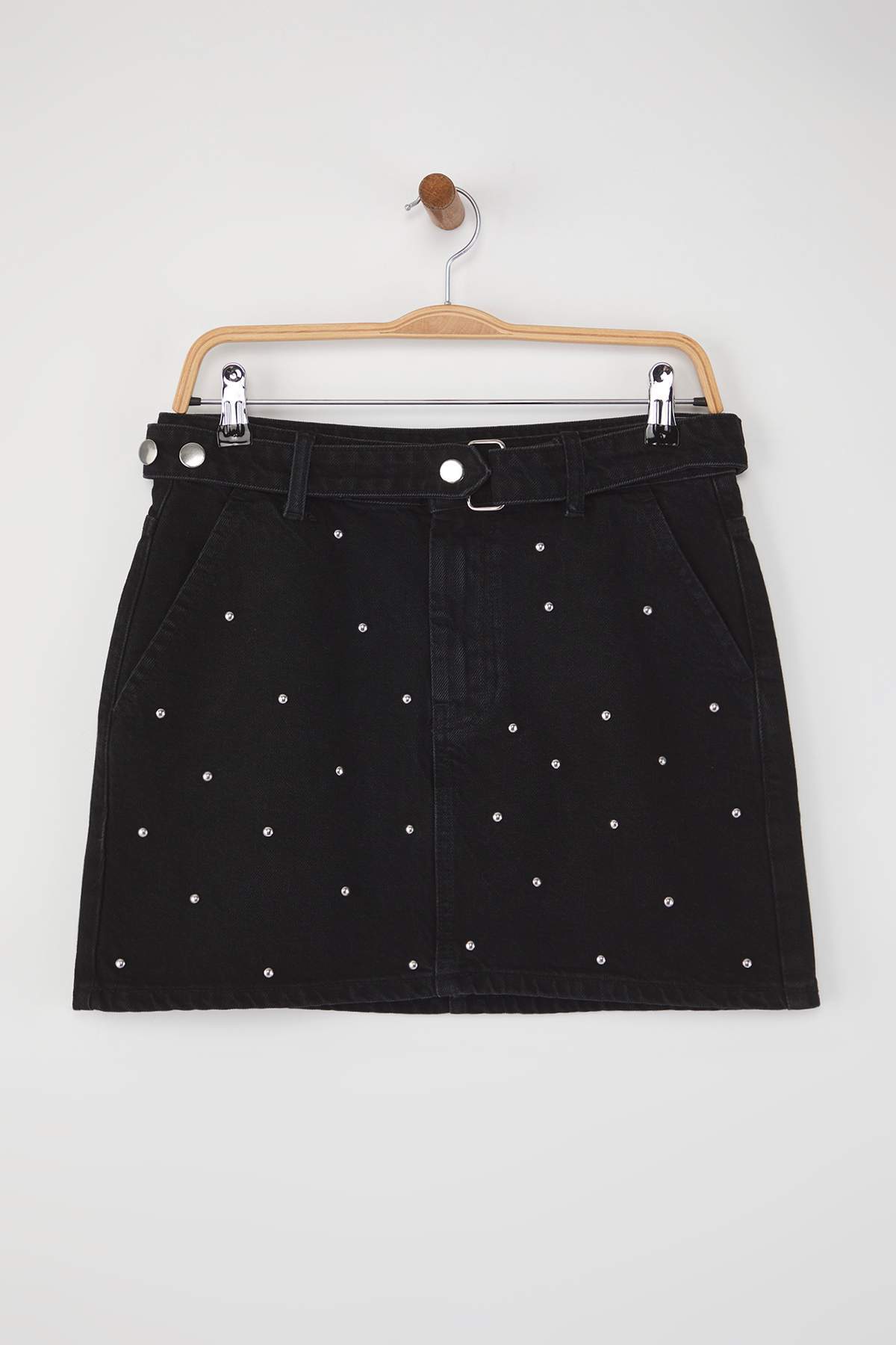 Trendyolmilla  Siyah Aksesuar Detaylı Mini Denim Etek TWOAW26ET00075 - Görsel 5