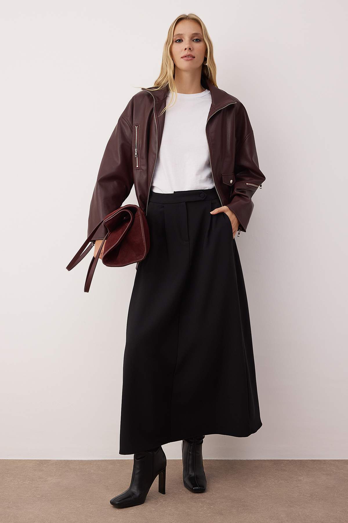 Trendyol Modest Czarna spódnica z detalami z tkaniny TCTAW26EE00005