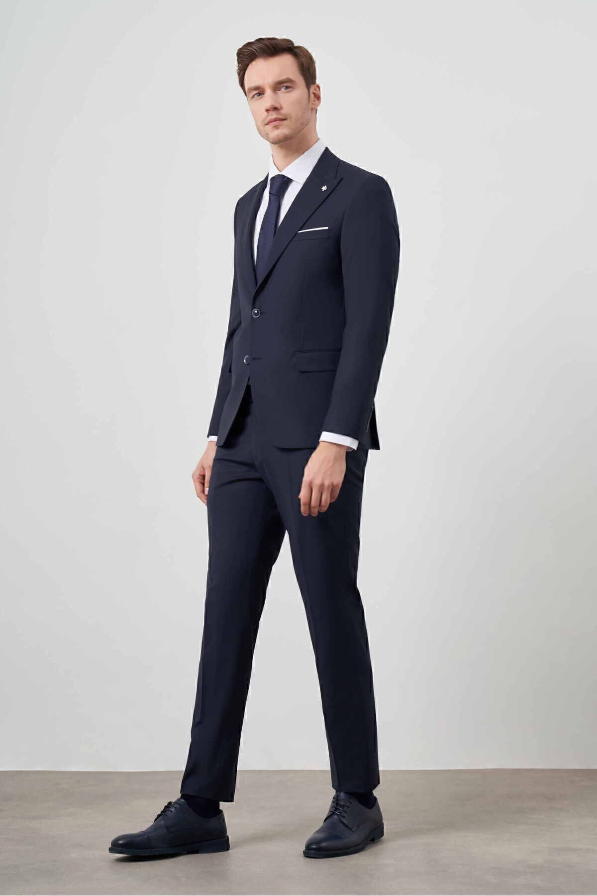 Morven  Erkek Lacivert Yünlü Platinium Düz Desen Slim Fit Sivri Yaka Takım Elbise