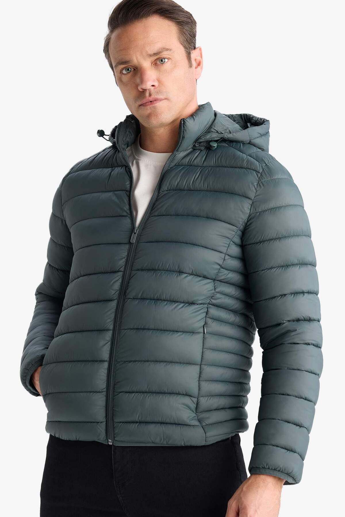 دفاکتو کاپشن پفی سبک وزن دافع آب جیب زیپ دار فصلی N4661AZ23AU Slim Fit Slim Cut Hooded