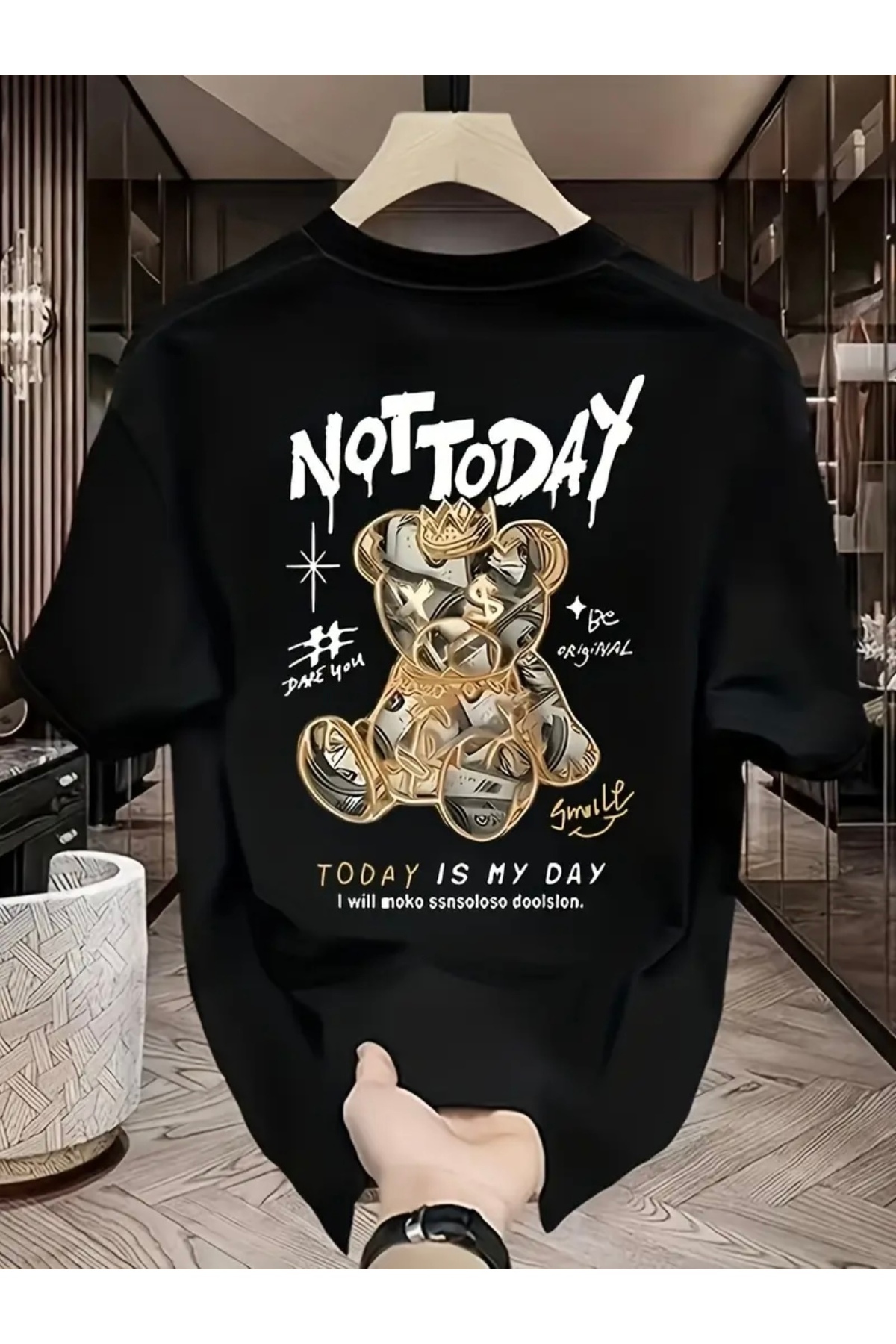 Marco Fresco NE DANAS MEDVEĐA ŠTAMPANA NA PREVELIKOJ MAJICI SA OKRUGLIM IZREZOM