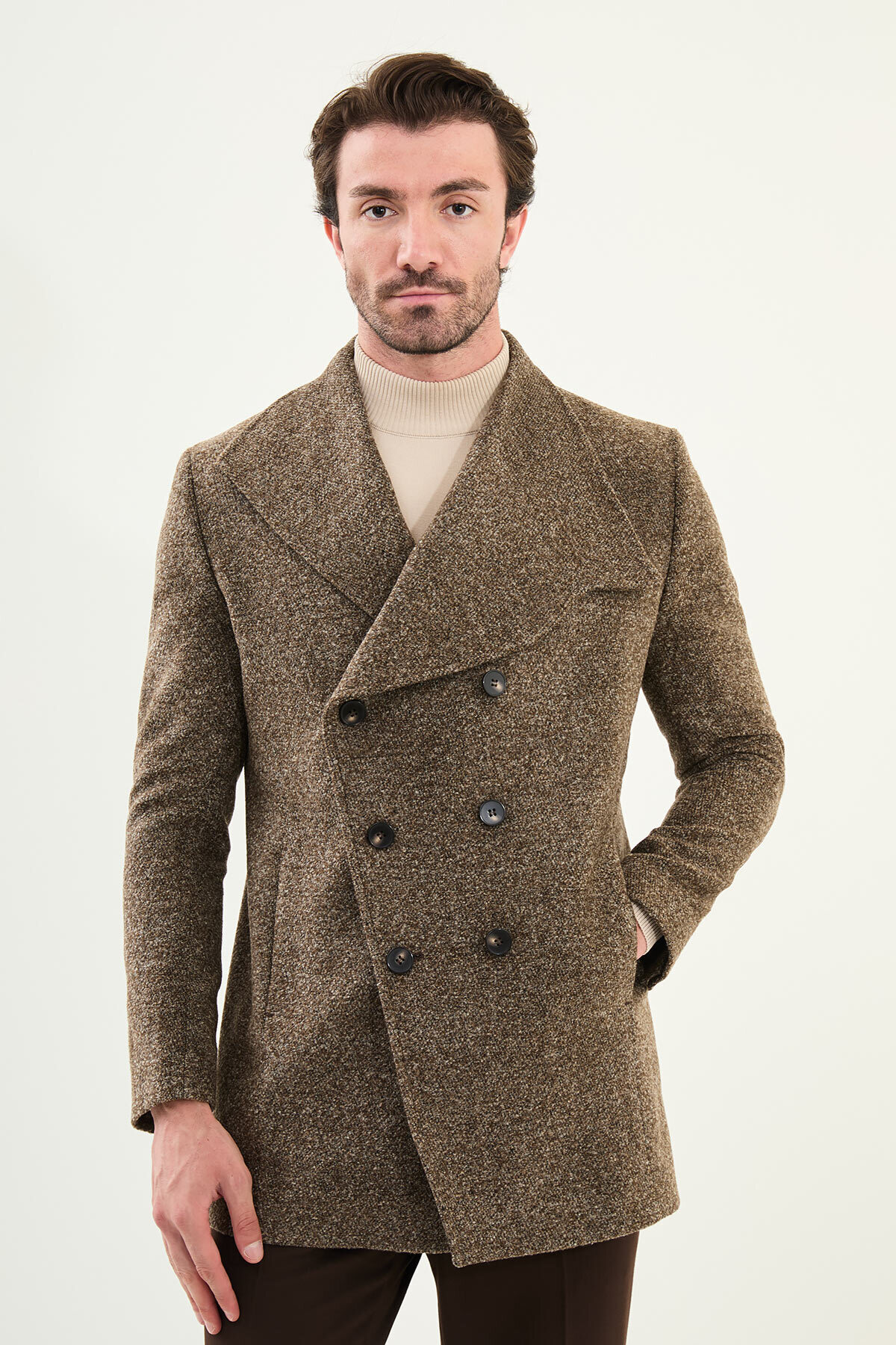  پالتو مردانه پشمی یقه شالی پهن و چاک‌دار، دکمه ضربدری، رنگ خاکی - 21330.25K