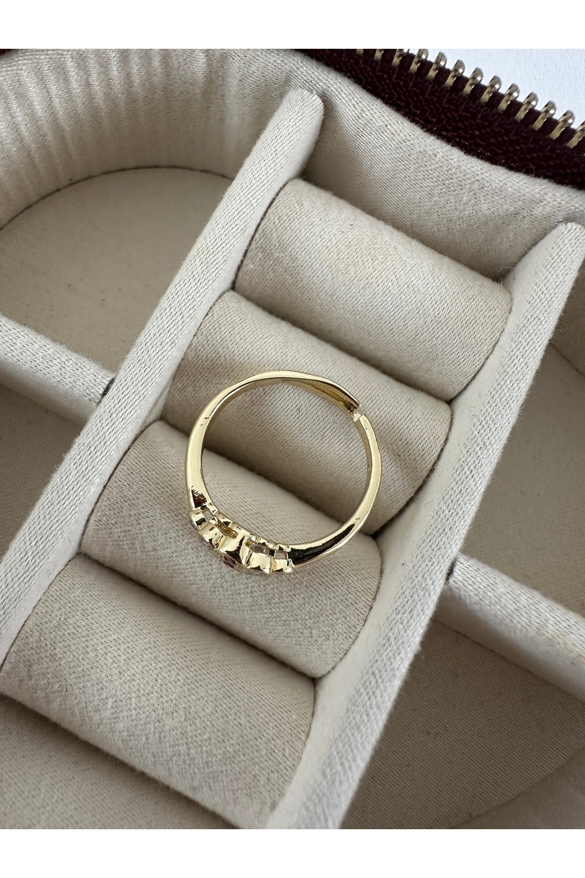 ringbox-Fuchsia Color Ring with Round Row Stones 3