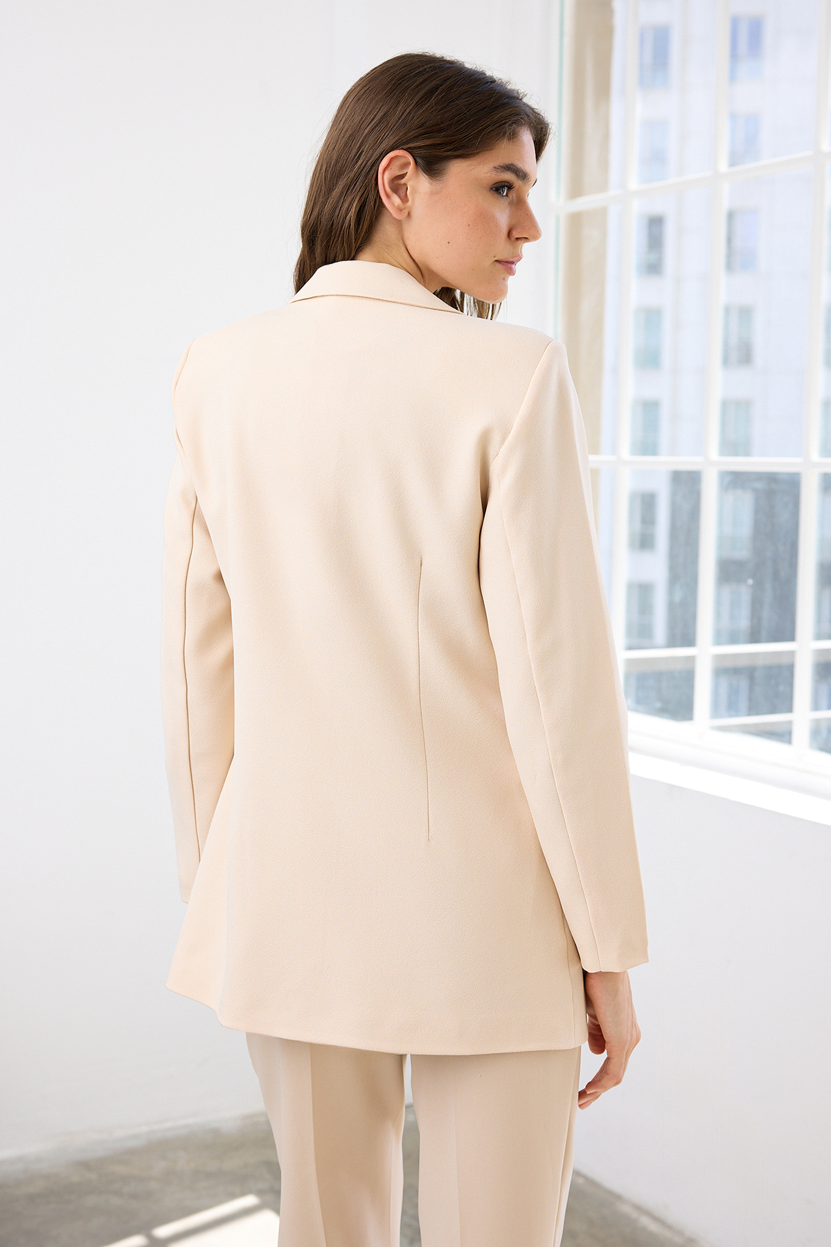 Trendyol Collection Tkana marynarka typu oversize z podszewką i podwójnym zapięciem na kamienie TWOSS20CE0024