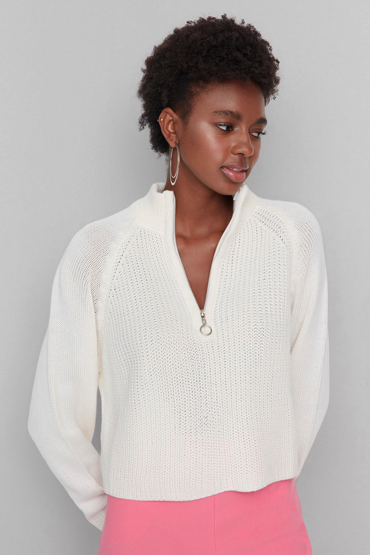 Trendyol Collection Sweter z wysokim kołnierzem w kolorze ecru TWOAW22KZ1632