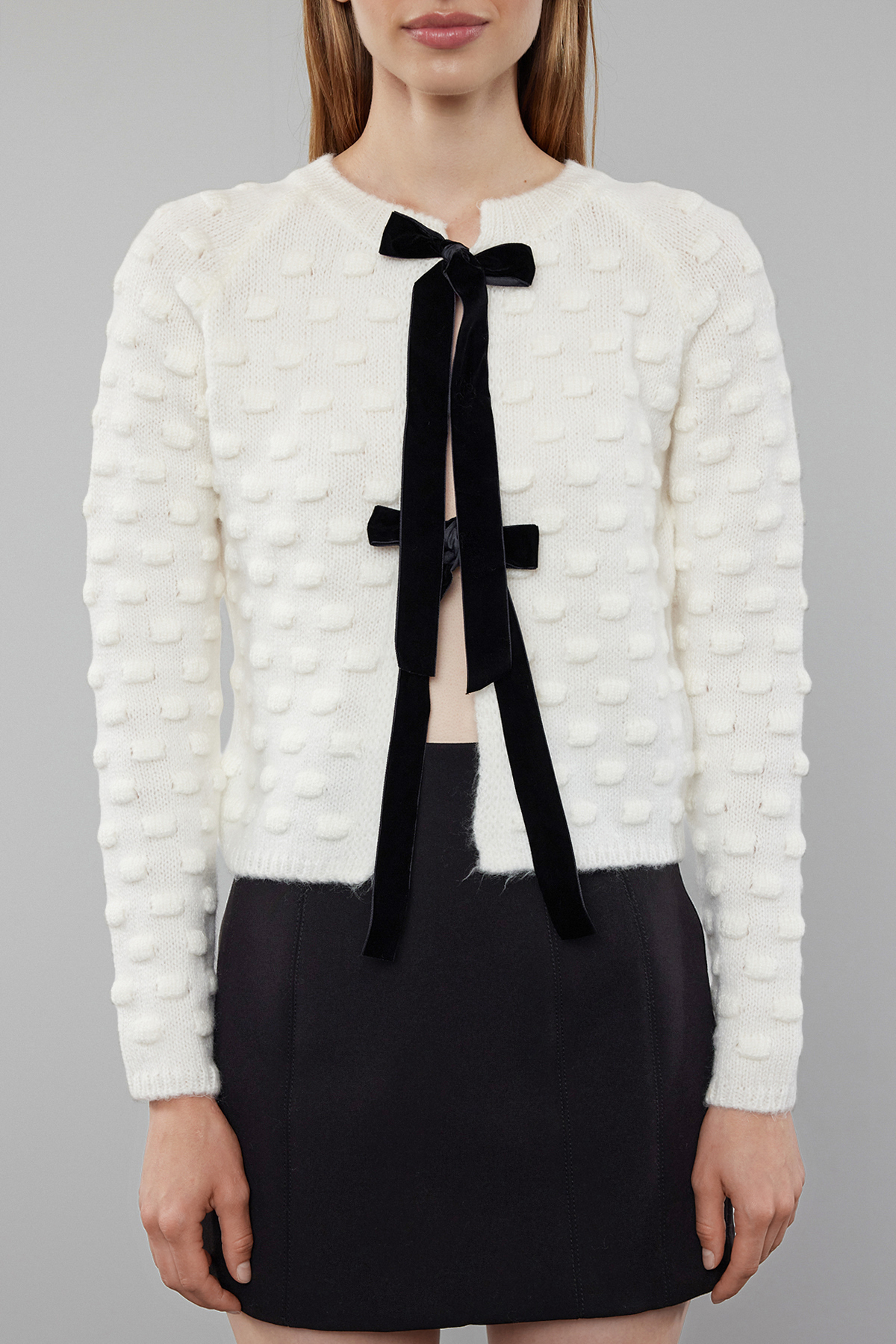 Trendyol Collection Miękki, teksturowany kardigan w kolorze ecru Crop Knitwear - Twoaw25Hi00182 ze szczegółami w postaci wstążki/kokardy