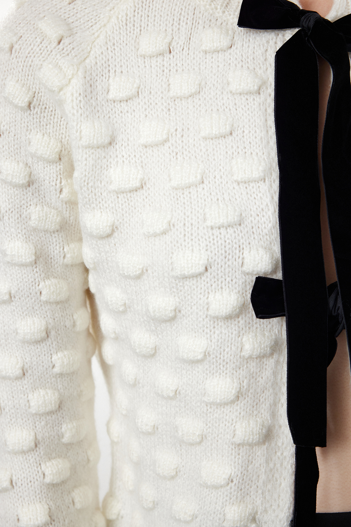 Trendyol Collection Miękki, teksturowany kardigan w kolorze ecru Crop Knitwear - Twoaw25Hi00182 ze szczegółami w postaci wstążki/kokardy