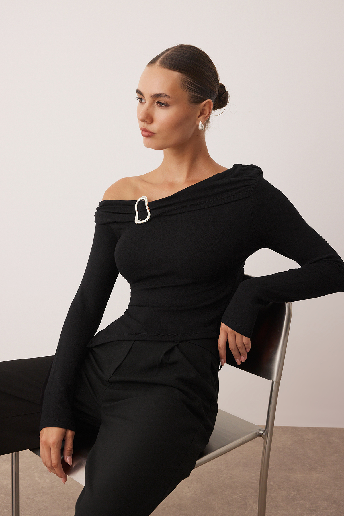 Trendyol Collection Μαύρη ασύμμετρη πλεκτή μπλούζα με ανοιχτό ώμο με λεπτομέρεια αξεσουάρ για τον γιακά TWOAW26BZ00121