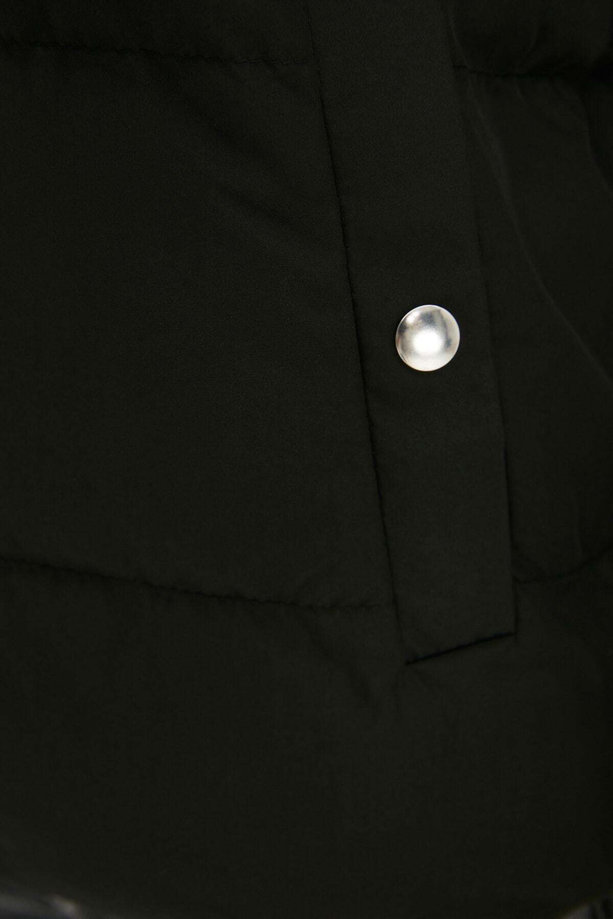 Trendyol Collection Fekete kapucnis Rugular Die vízlepergető felfújható kabát TWOAW26MO00090