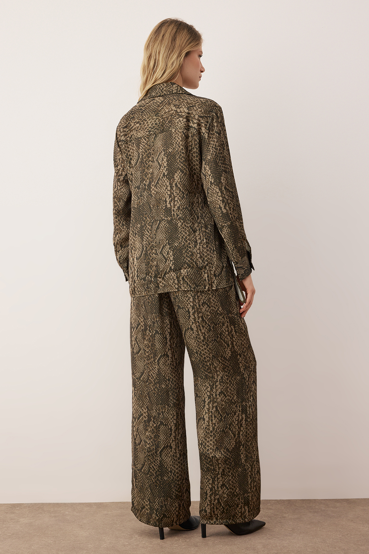 Trendyolmilla  Vücut Seçmeyen Çok Renkli Animal Desenli Dokuma Alt - Üst Takım TWOAW26AU00096 - Görsel 6