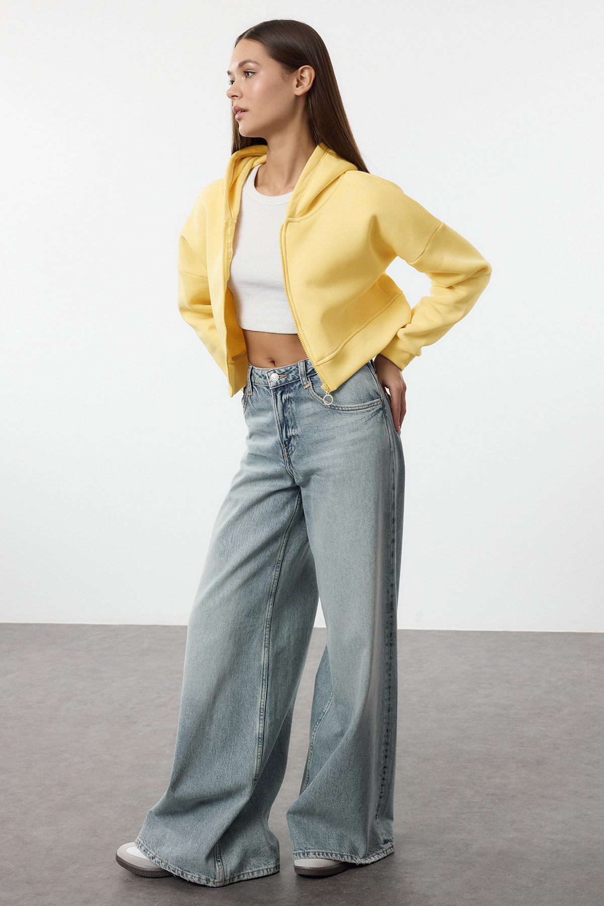 Trendyolmilla  Açık Sarı Fermuarlı Kapüşonlu Rahat Kesim Crop Kalın İçi Polarlı Örme Sweatshirt TWOAW20SW0660 - Görsel 2