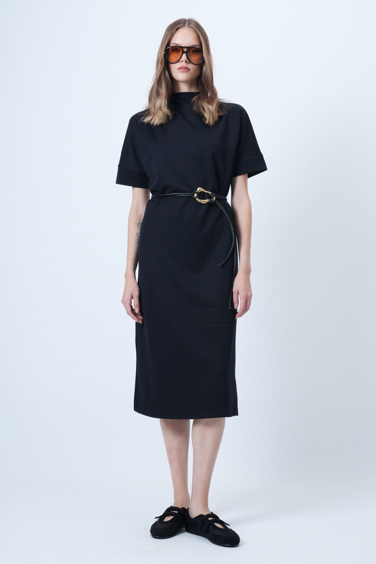 Trend Alaçatı Stili  Kadın Siyah Dik Yaka Kısa Kollu Kemerli Midi Boy Örme Elbise ALC-X14634