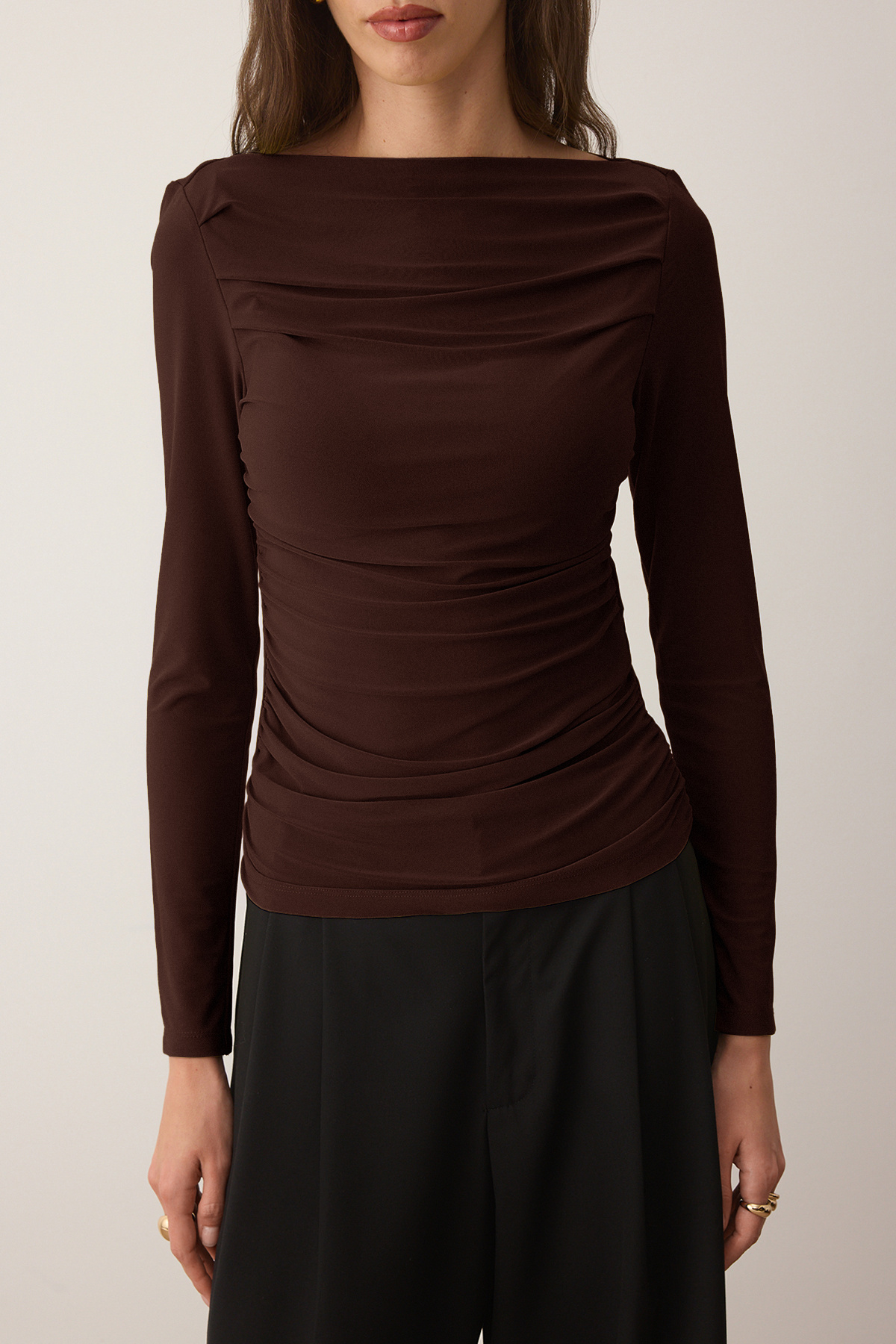 Trendyol Collection Braune, drapierte, figurbetonte, dehnbare Strickbluse mit U-Boot-Ausschnitt TWOAW25BZ00109