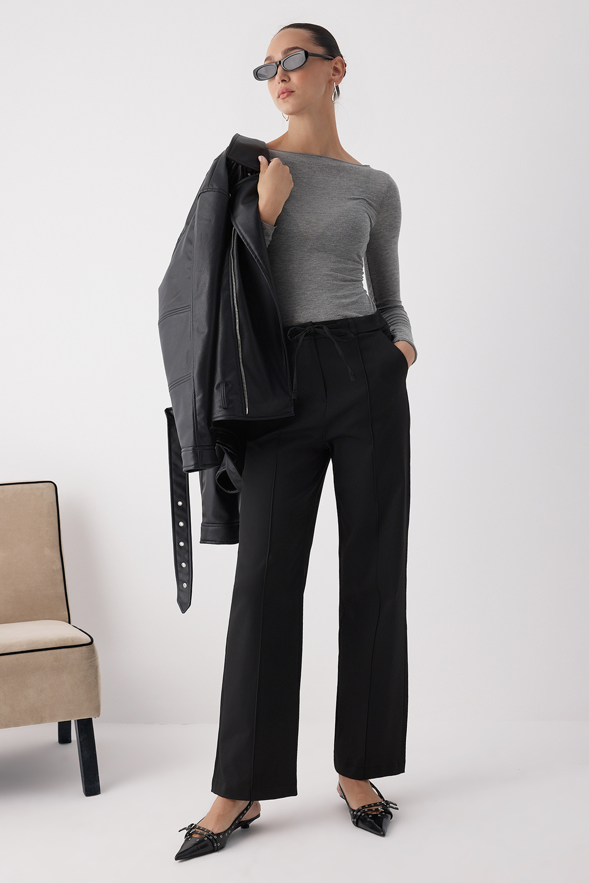 Trendyolmilla  Wardrobe Essentials Siyah Bağcıklı Kışlık Tuşeli Rahat Kumaş Geniş Paça Pantolon | TWOAW26PL00012 - Görsel 4