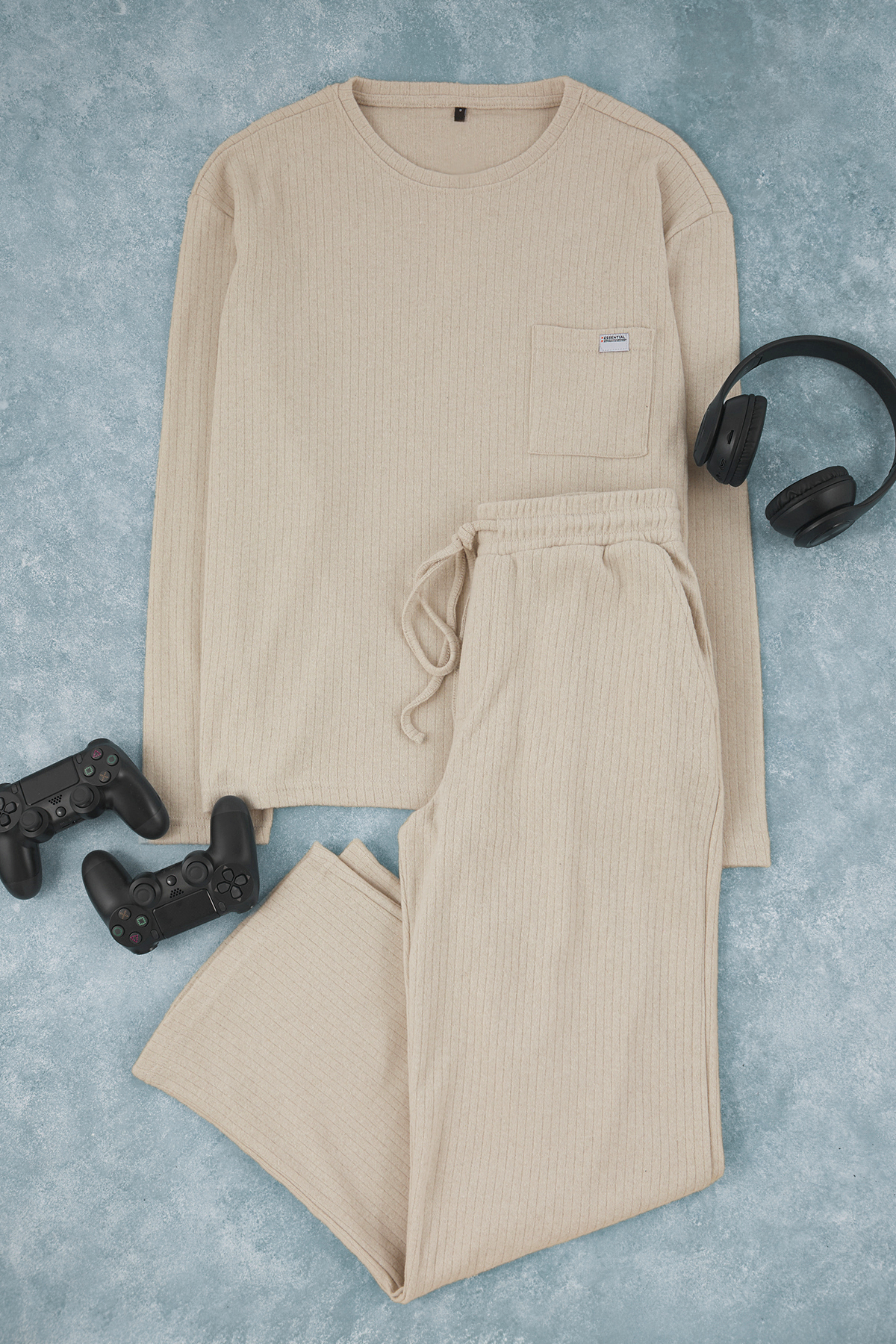 Trendyolmilla Man Bej Regular Fit Cepli Etiket Detaylı Yumuşak Tuşeli Kalın Örme Pijama Takımı TMNAW26PT00000