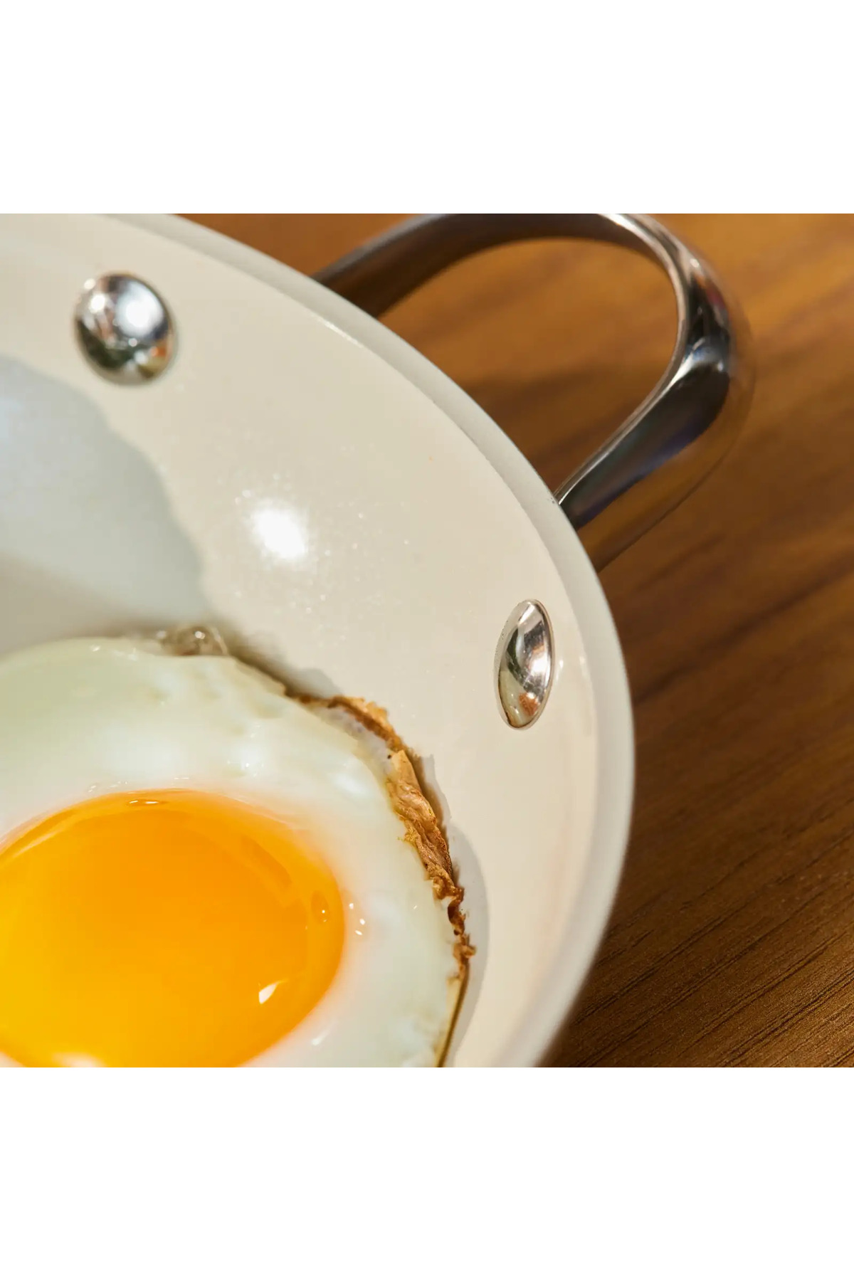 Karaca Mělká pánev Swiss Crystal Almond Cream s nepřilnavým povrchem pro indukční vaření s rukojetí z nerezové oceli, 16 cm, krémová