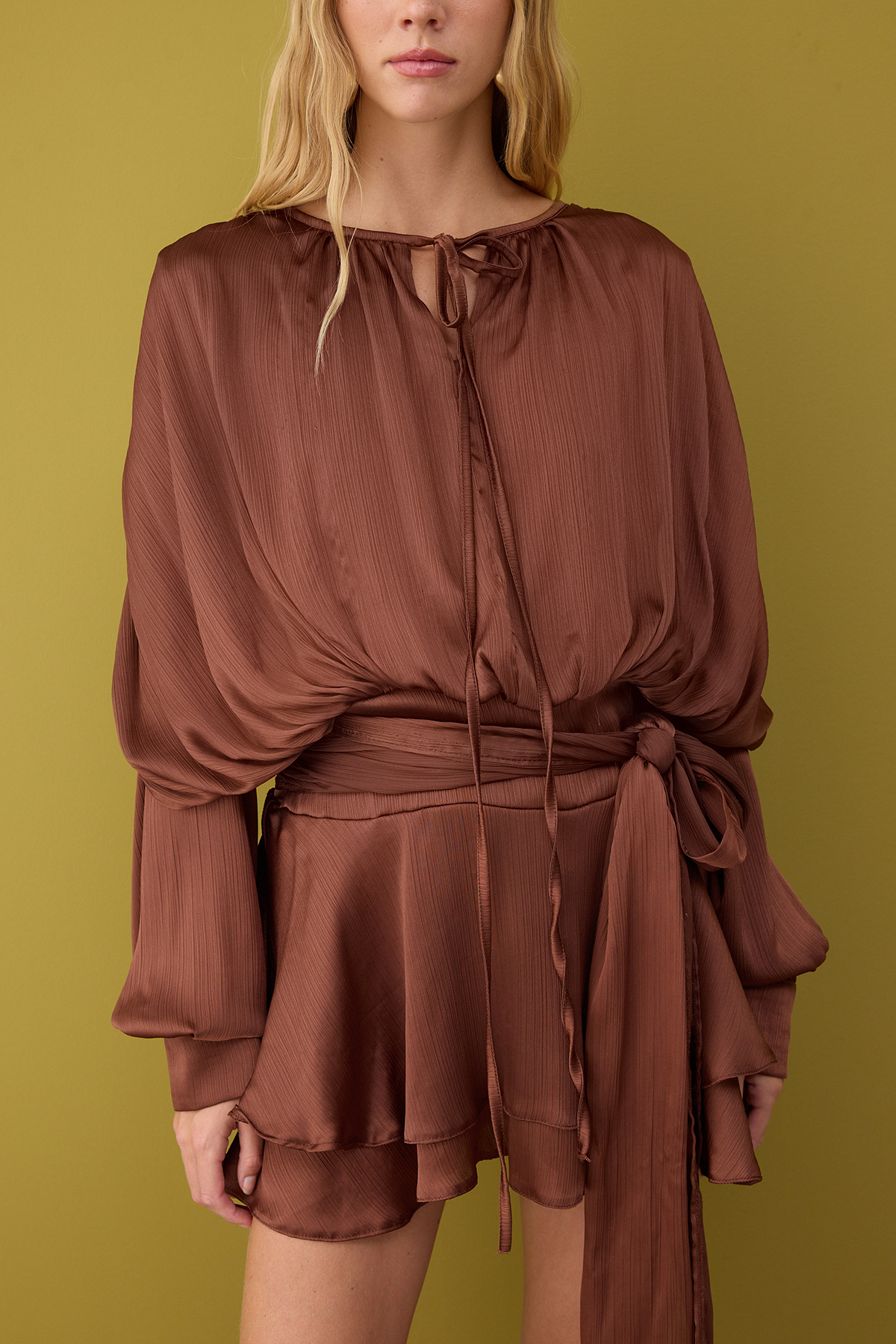 Trendyol Collection Brązowa sukienka z detalami w stylu boho, z satynowym mini spódniczką i szortami TPRAW26EL00039