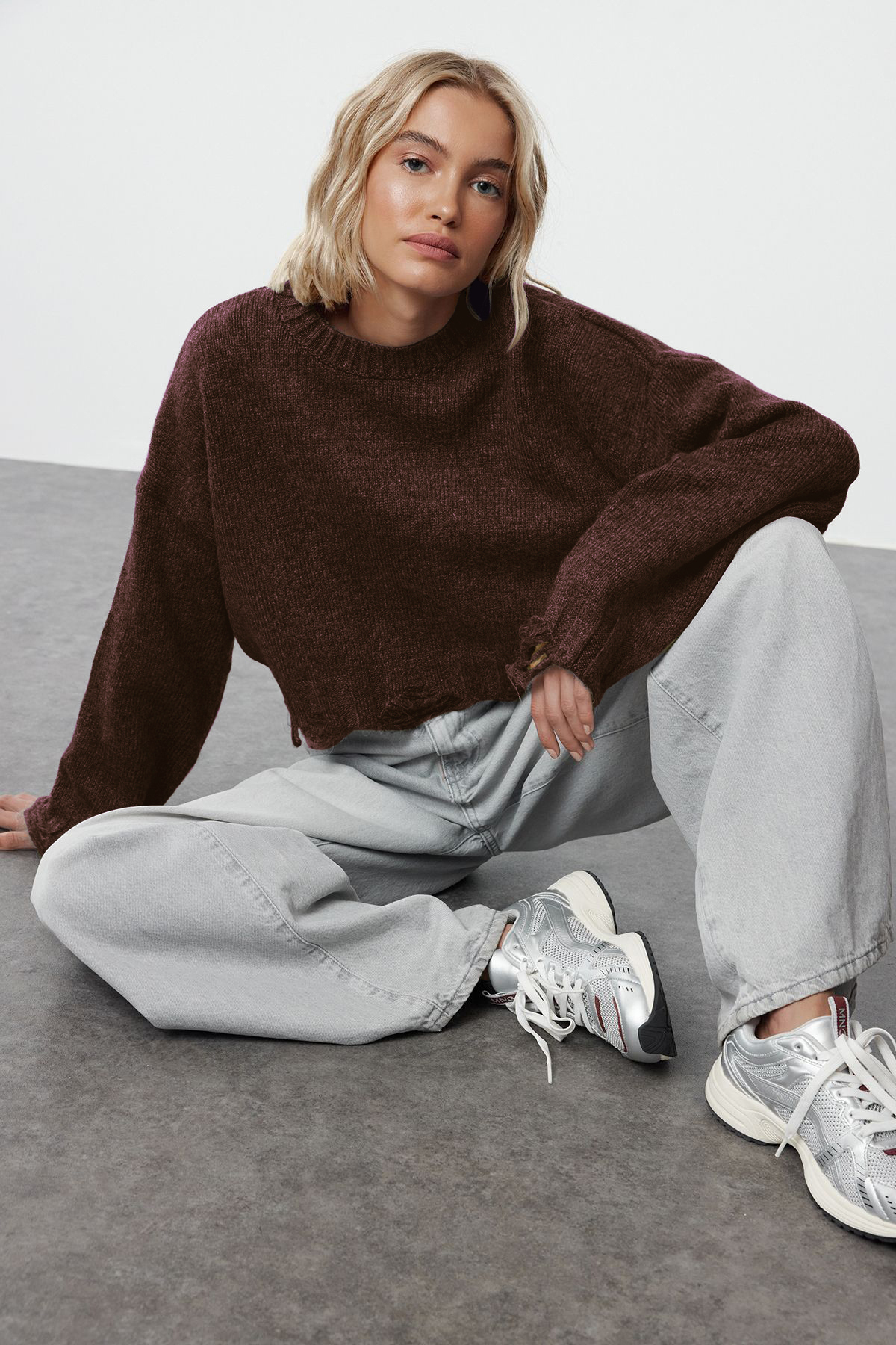 Trendyol Collection Brauner, bauchfreier, weicher, strukturierter Strickpullover mit Overspill-Detail TWOAW24KZ00319