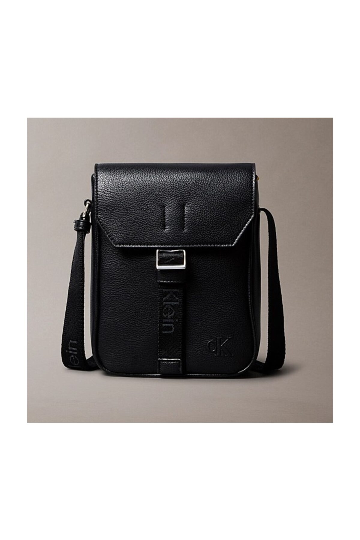 کلوین کلاین خبرنگار محموله فلپ