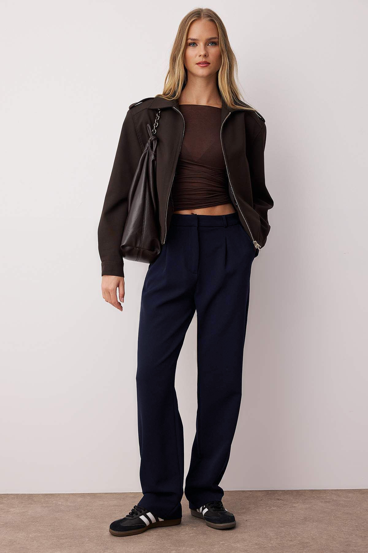 Trendyol Collection Marineblaue, plissierte Hose mit weitem Bein – TWOSS21PL0155