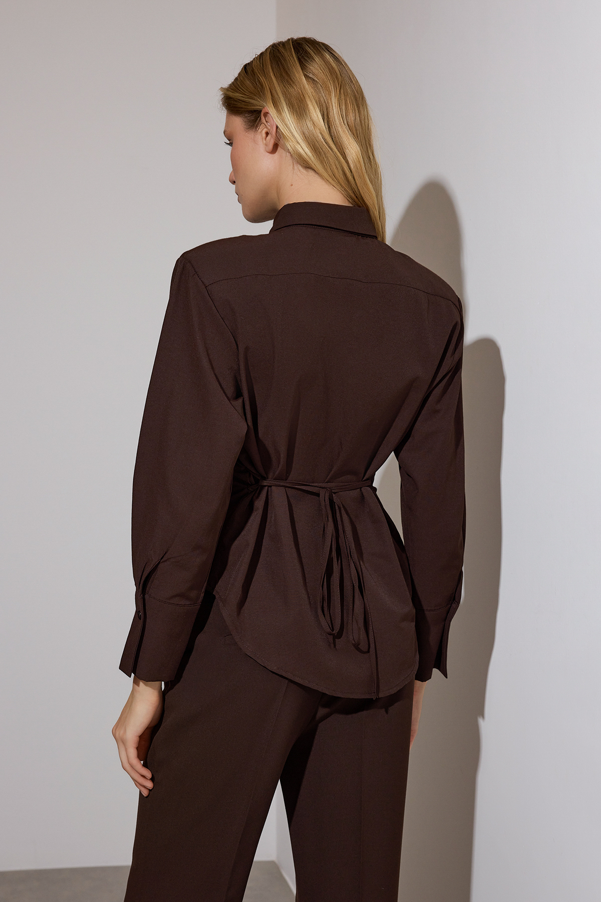 Trendyolmilla  Kahverengi Limited Edition Kravat Detaylı Fitted Gömlek TWOAW26GO00047 - Görsel 5