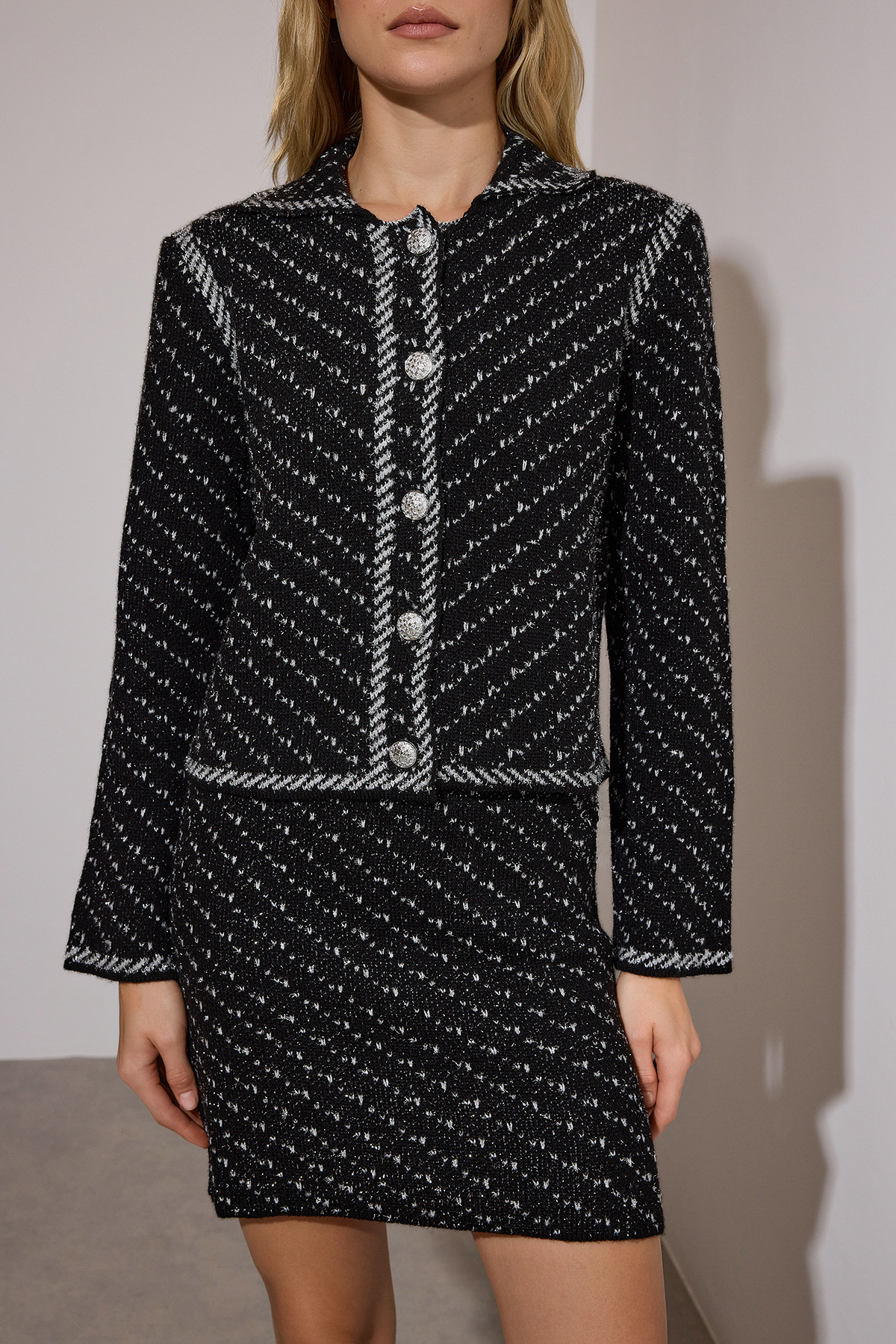 Trendyolmilla  Siyah Ceket Yaka Simli Triko Hırka TWOAW26HI00258 - Görsel 3