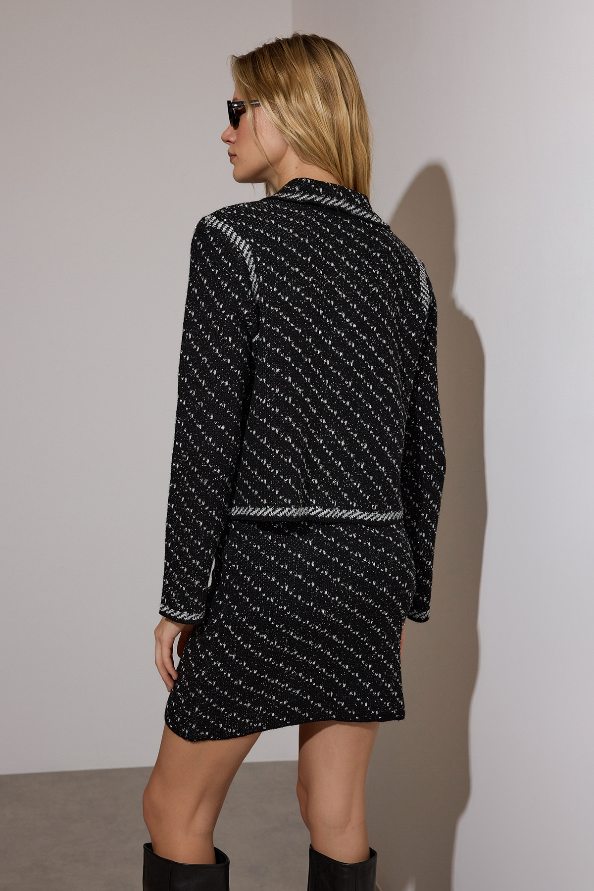 Trendyolmilla  Siyah Ceket Yaka Simli Triko Hırka TWOAW26HI00258 - Görsel 4