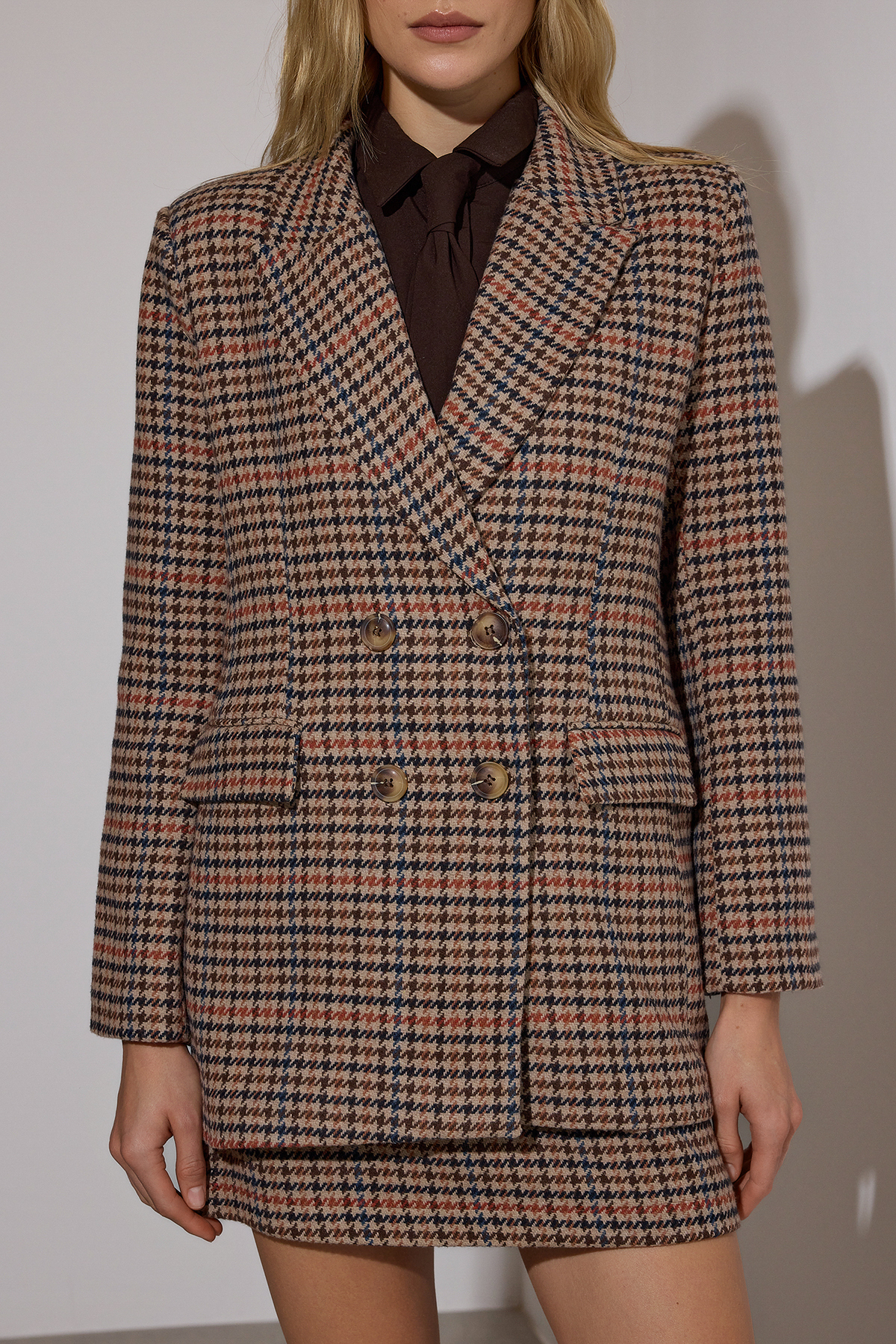 Trendyol Collection Braune, übergroße gewebte Blazerjacke mit Hahnentrittmuster in limitierter Auflage TWOAW26CE00034