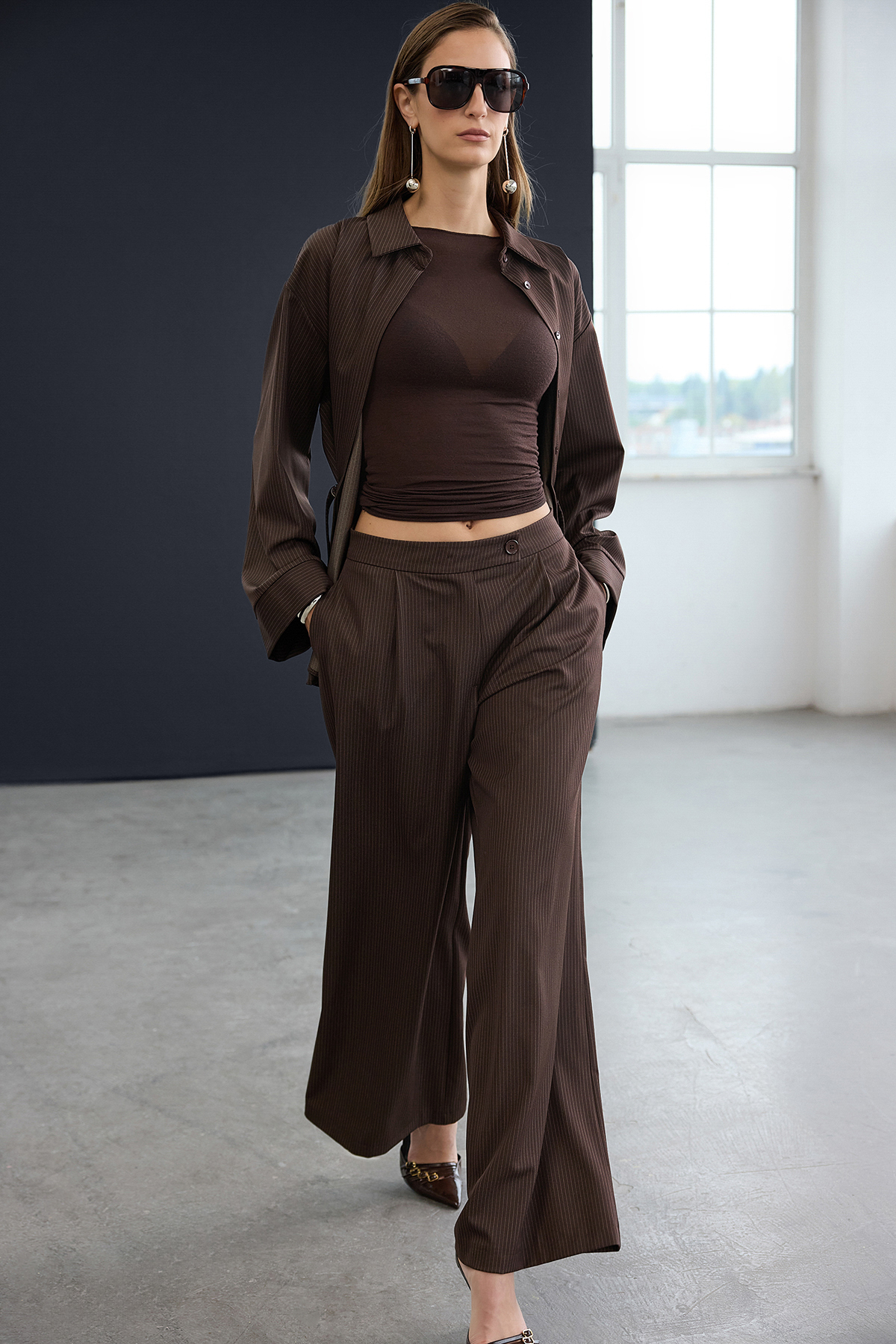 Trendyolmilla  Trendyol Studio Kahverengi Ekstra Geniş Paça Çizgili Pantolon TWOAW26PL00127